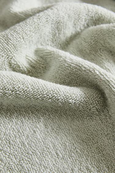 BATH TOWEL WITH TRIM DETAIL - Light green by Zara