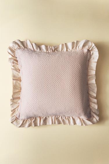 CHILDREN’S CUSHION COVER WITH RUFFLES - Dusty pink by Zara