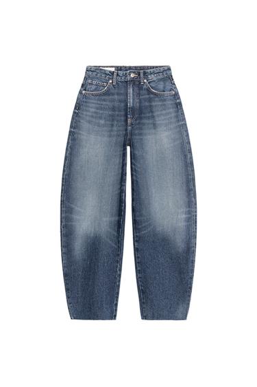 Front view of high-waisted blue jeans with five pockets and a seamless hem. Front zip and button fastening.