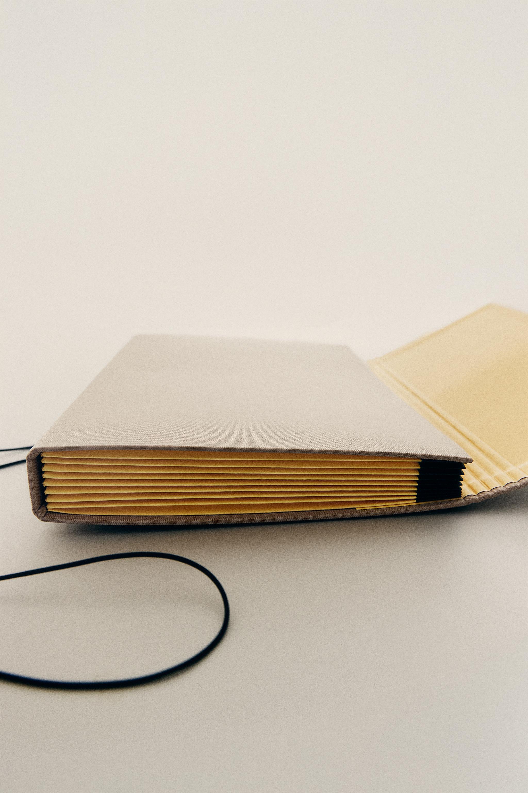 LINEN FOLDER WITH CLOSURE — Ecru