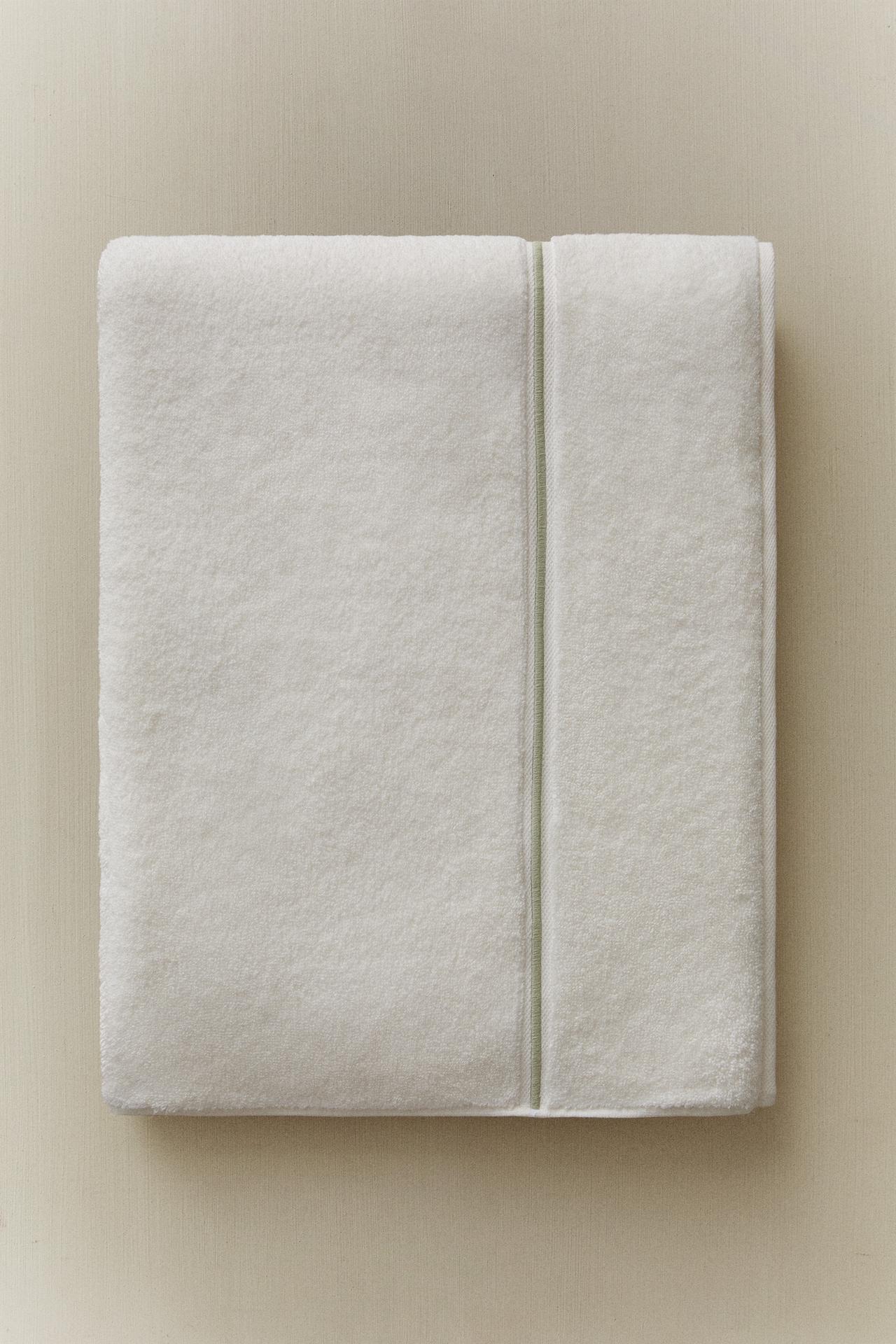 SCALLOPED BATH TOWEL — Light green
