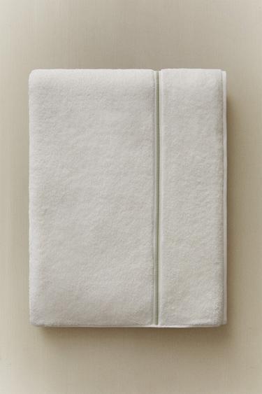 SCALLOPED BATH TOWEL - Light green by Zara