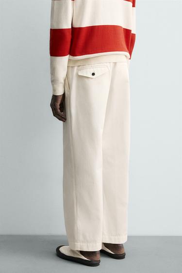 PANTALON CHINO À PLIS AARON LEVINE X ZARA - Blanc cassé de Zara - Image 2