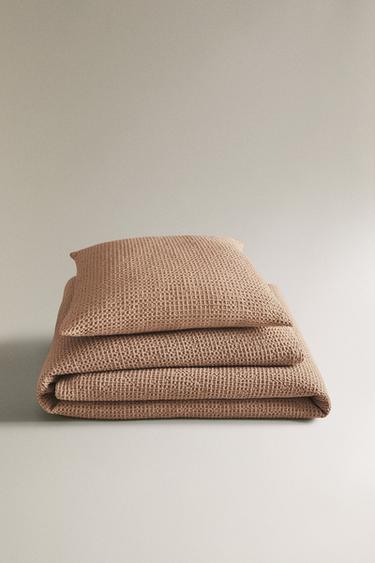 MINI WAFFLE-KNIT COTTON BEDSPREAD - Chalk pink by Zara