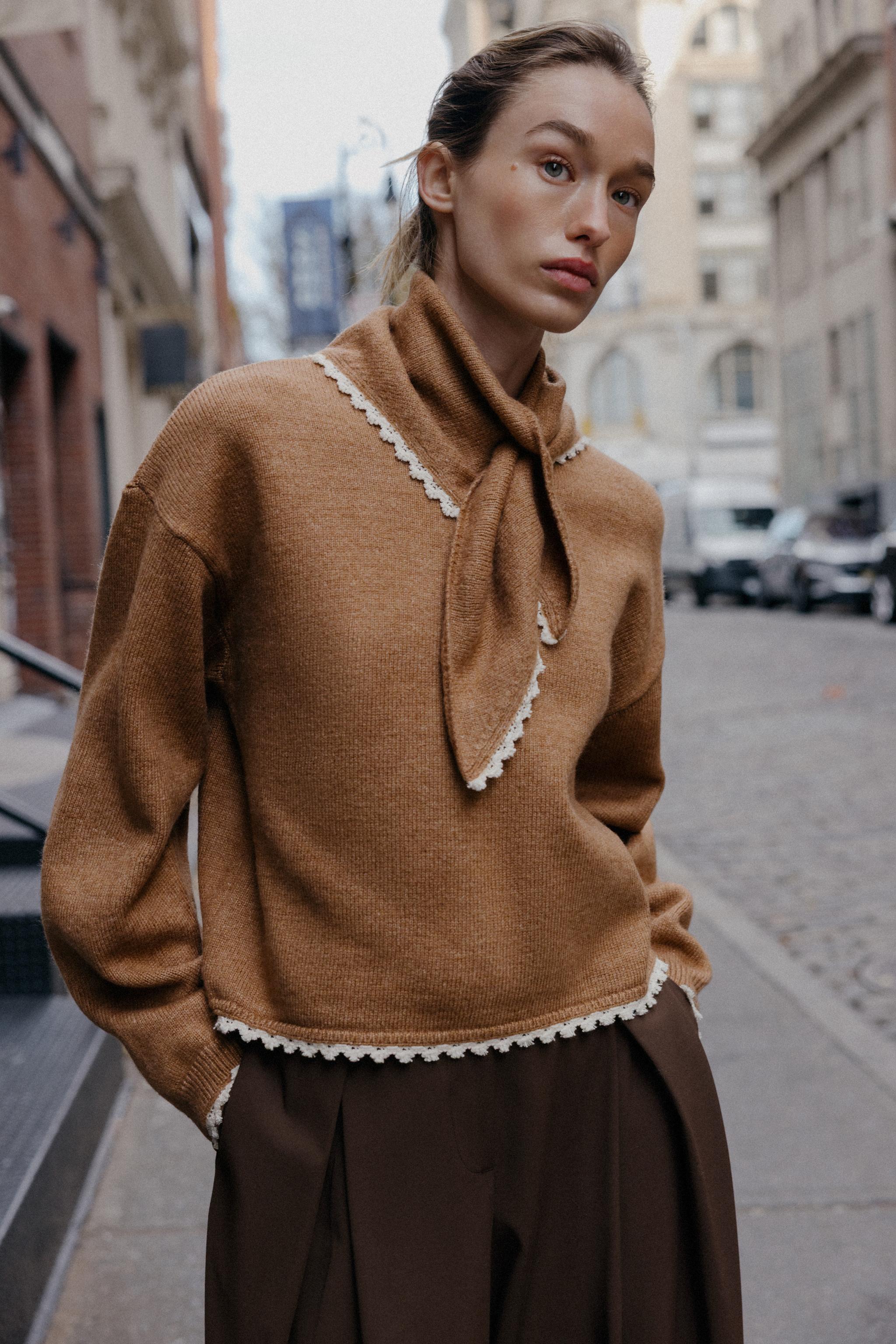 PULL EN MAILLE AVEC BANDANA ET DENTELLE