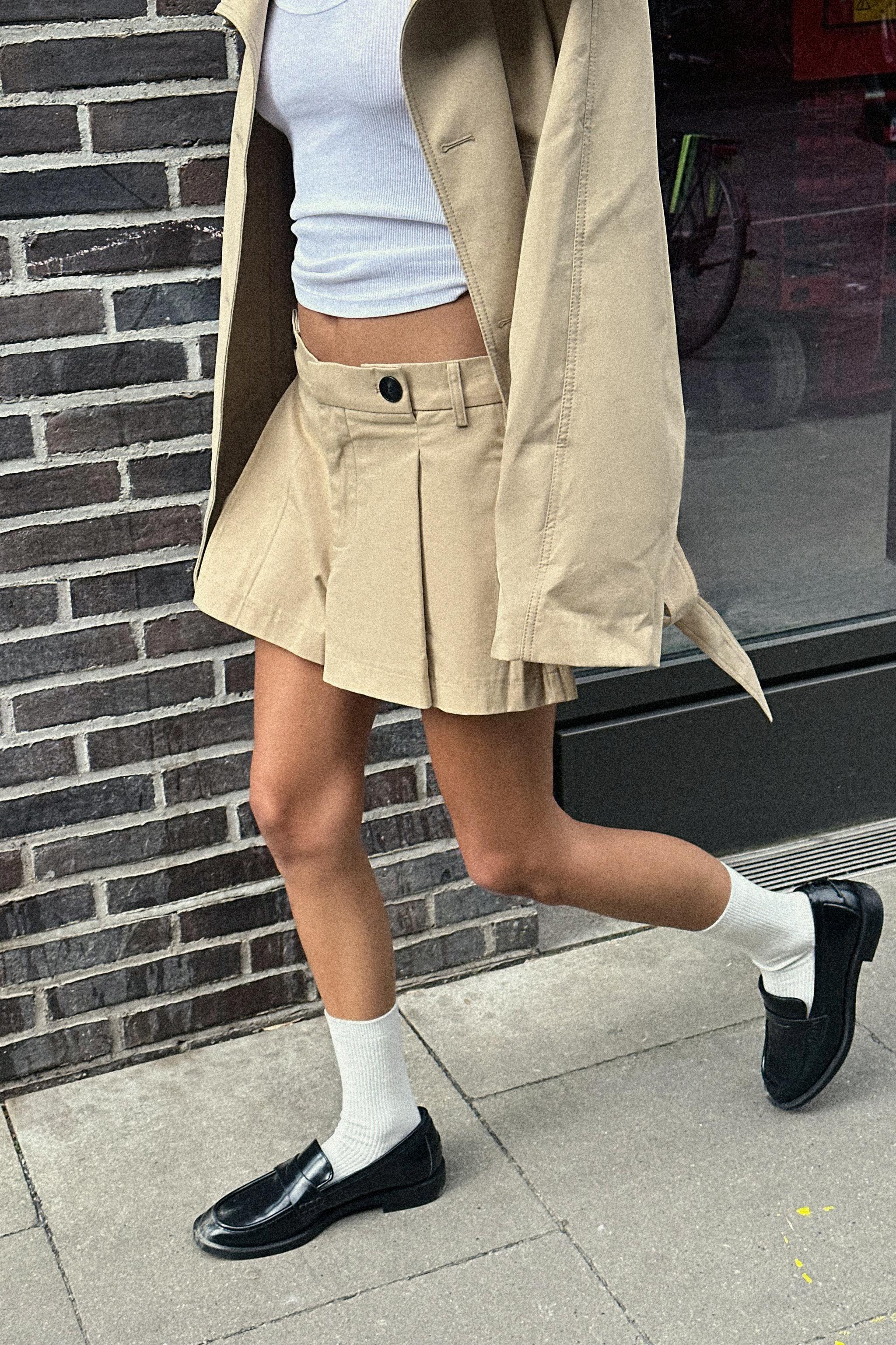 ZARA ボタン付きプリーツショートパンツ XS タグ付き新品☆ZARAのボタン付きプリーツショートパンツ☆XS