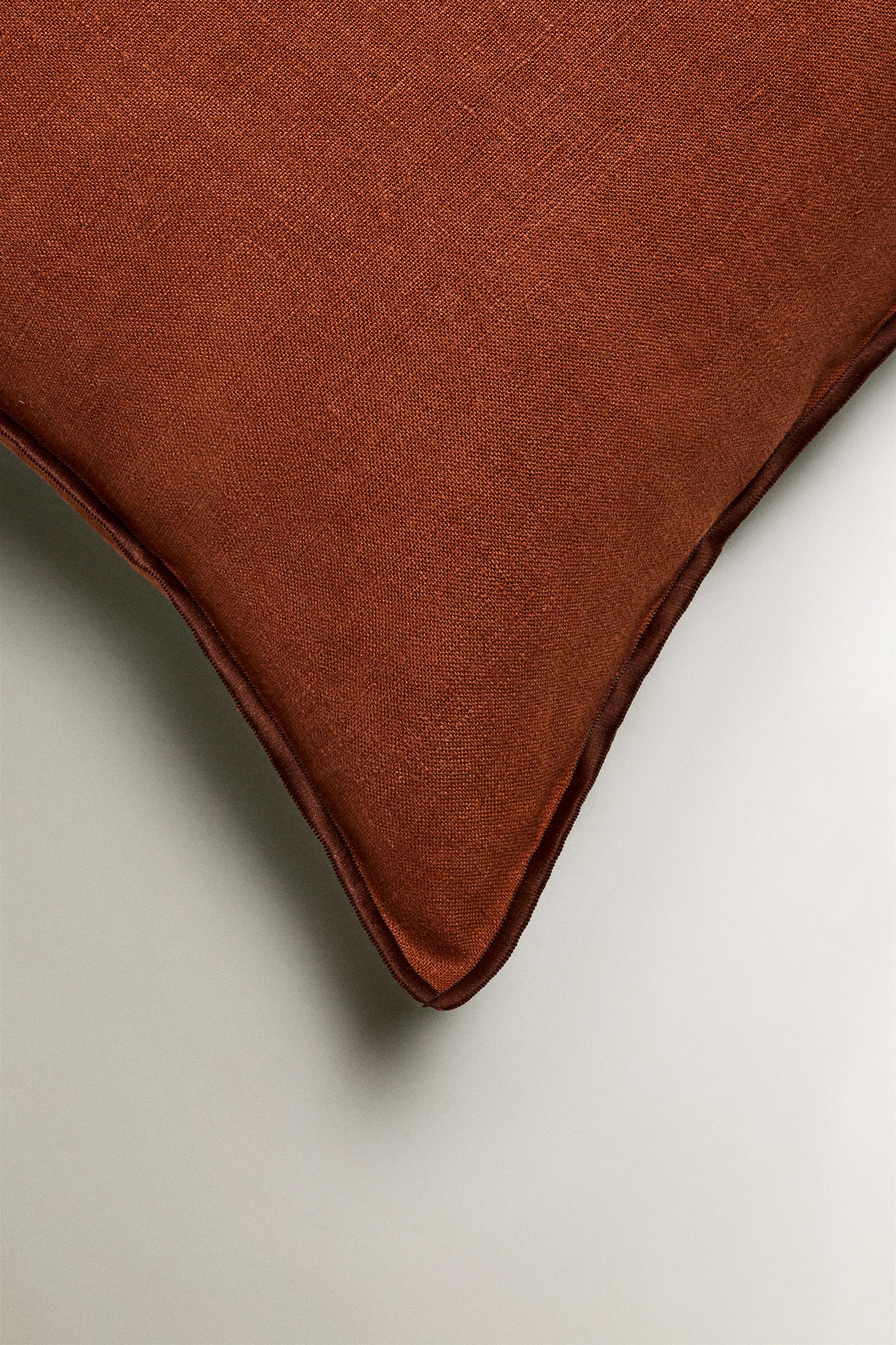 THROW PILLOW COVER WITH OVERLOCK