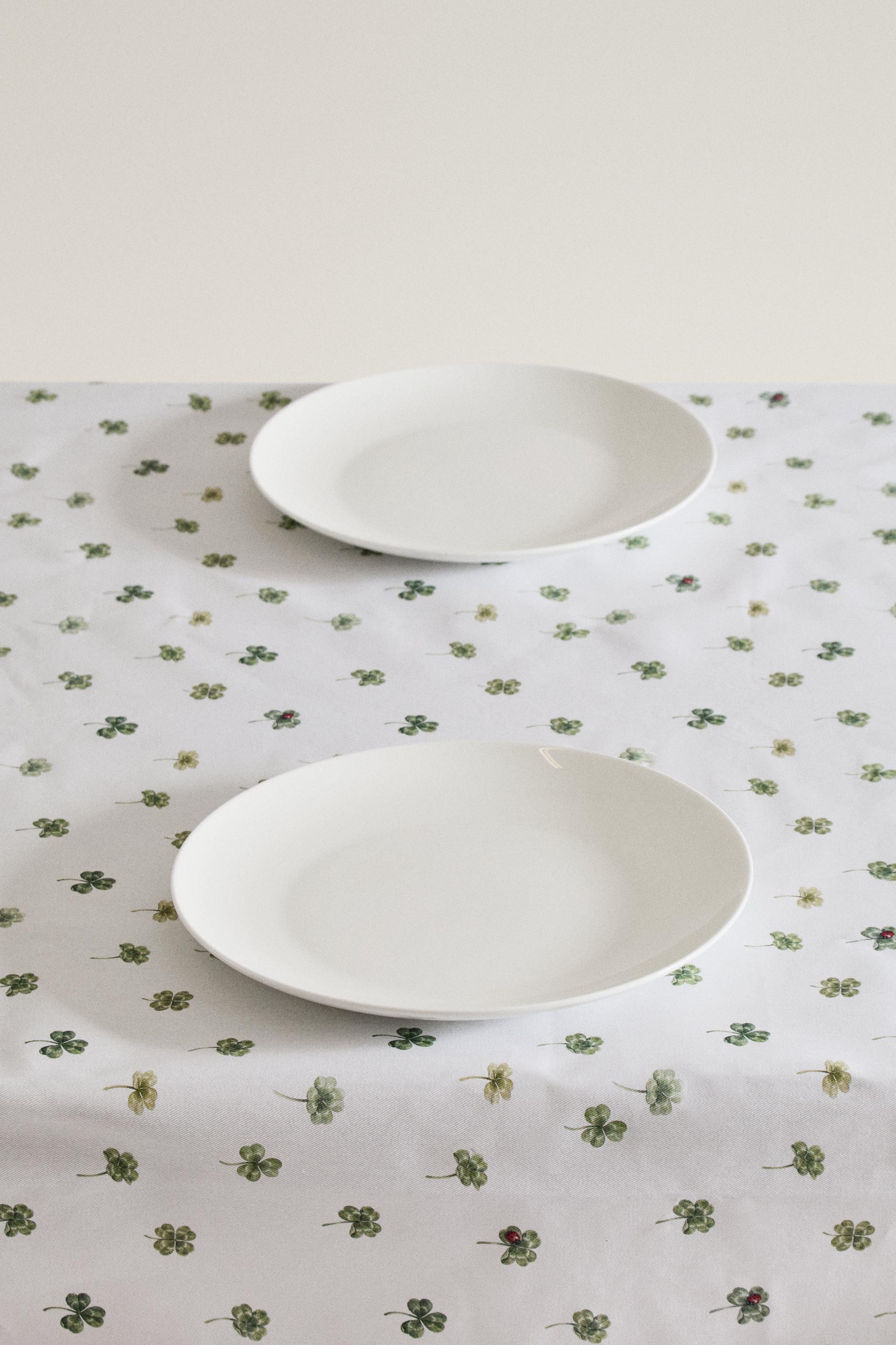 RESIN-COATED CLOVER TABLECLOTH