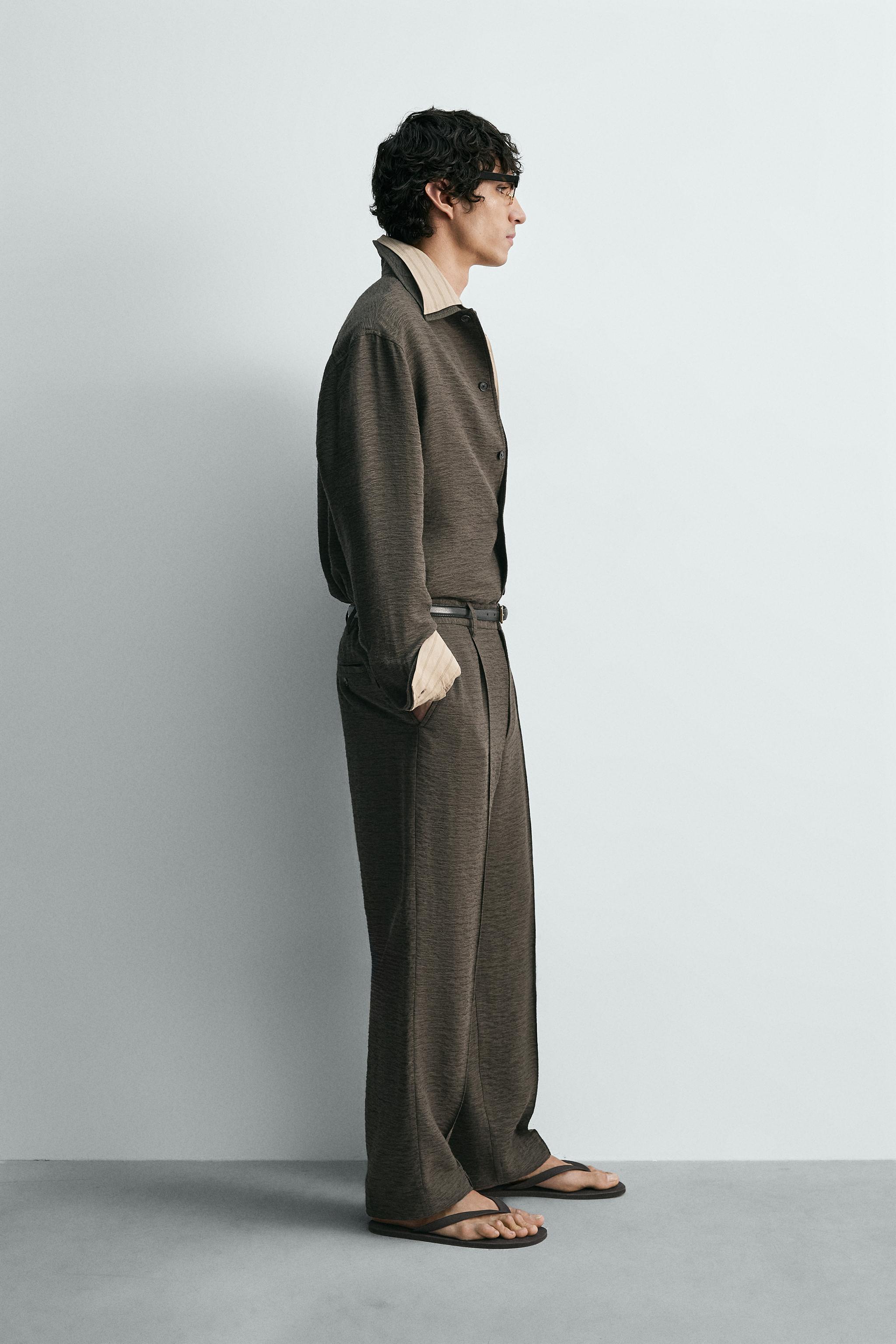 FLOWY TEXTURED PLEATED PANTS