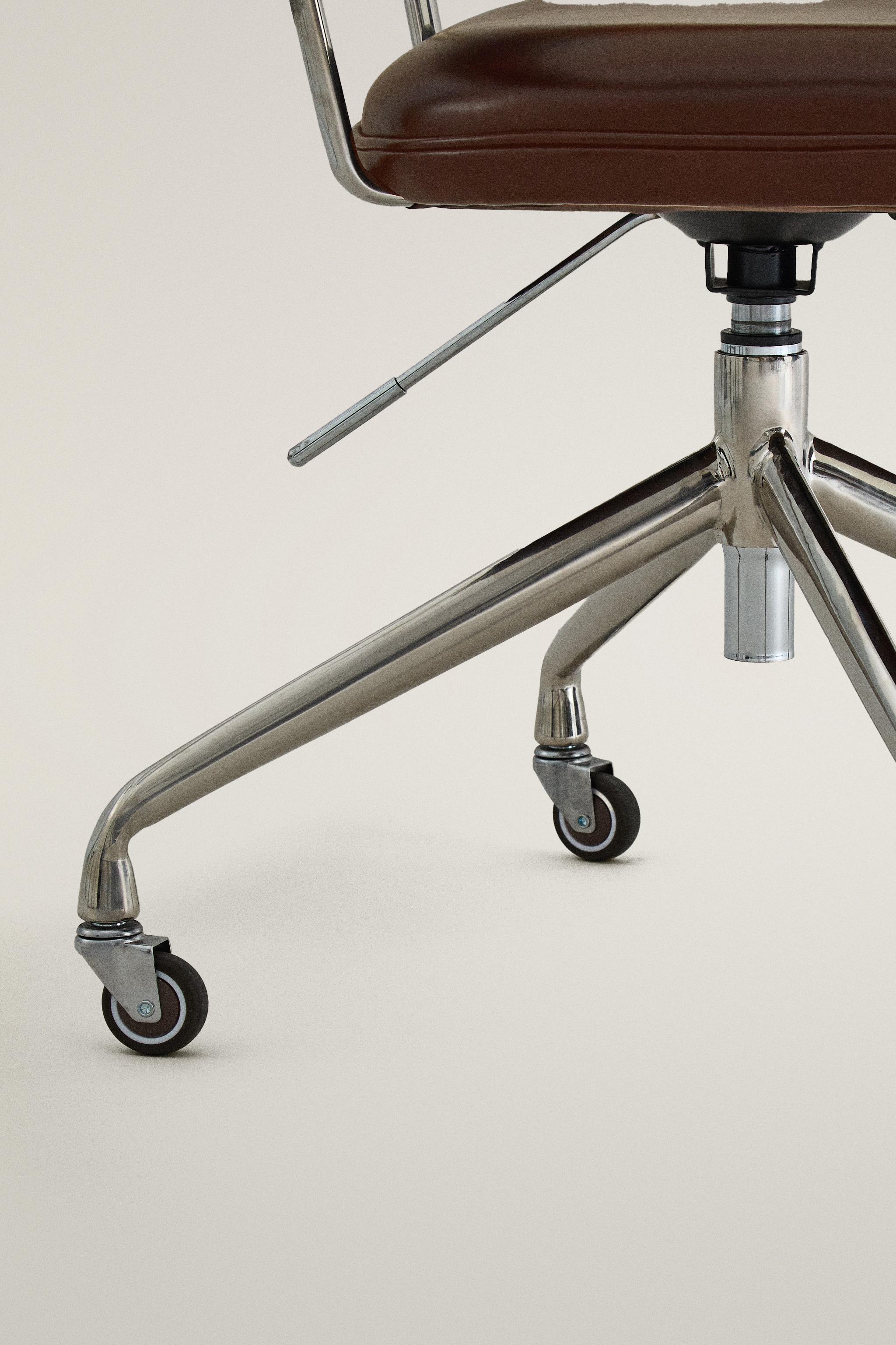 OFFICE CHAIR WITH WHEELS