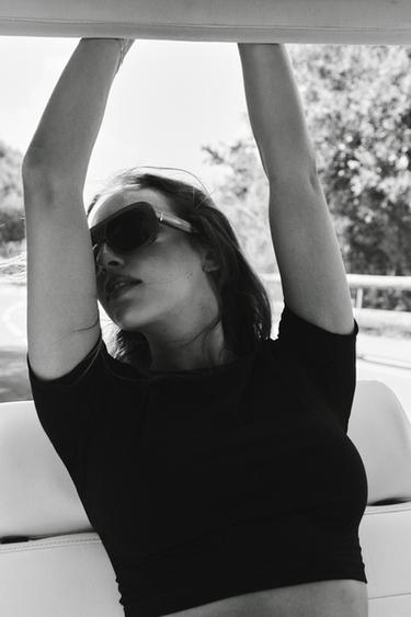 T-SHIRT COURT À MANCHES COURTES - Noir de Zara