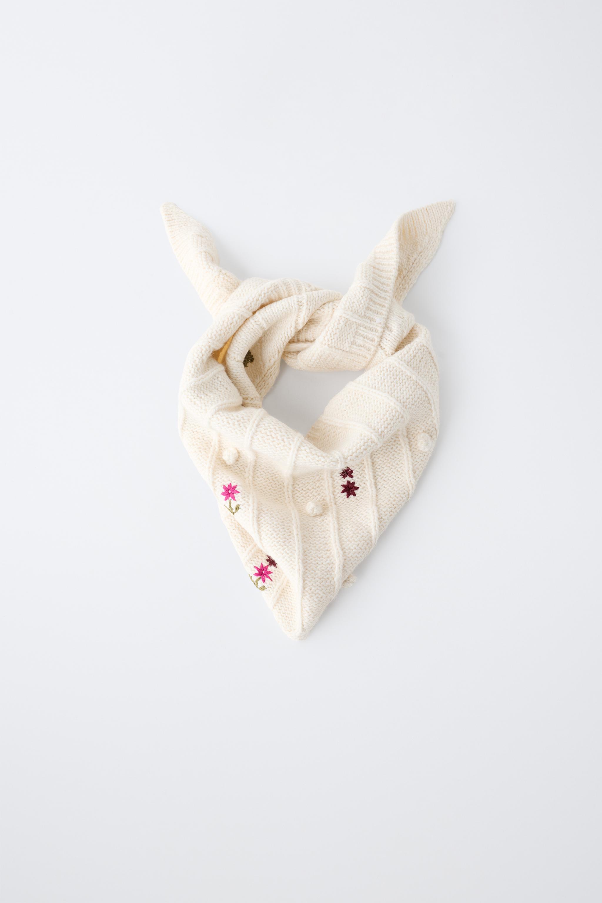 FOULARD TOUR DU COU TRIANGULAIRE FLEURS BRODÉES POMPON