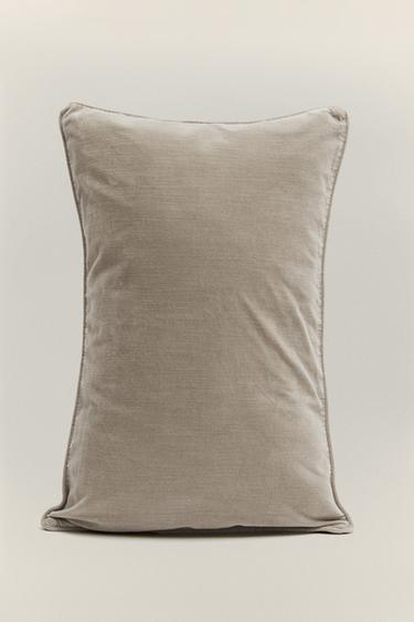 VELVET CUSHION COVER - مزرق الخاص بـ Zara