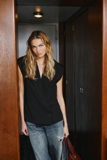 ЖИЛЕТ С ПОДПЛЕЧНИКАМИ И ПОЯСОМ — ЧЕРНЫЙ от Zara