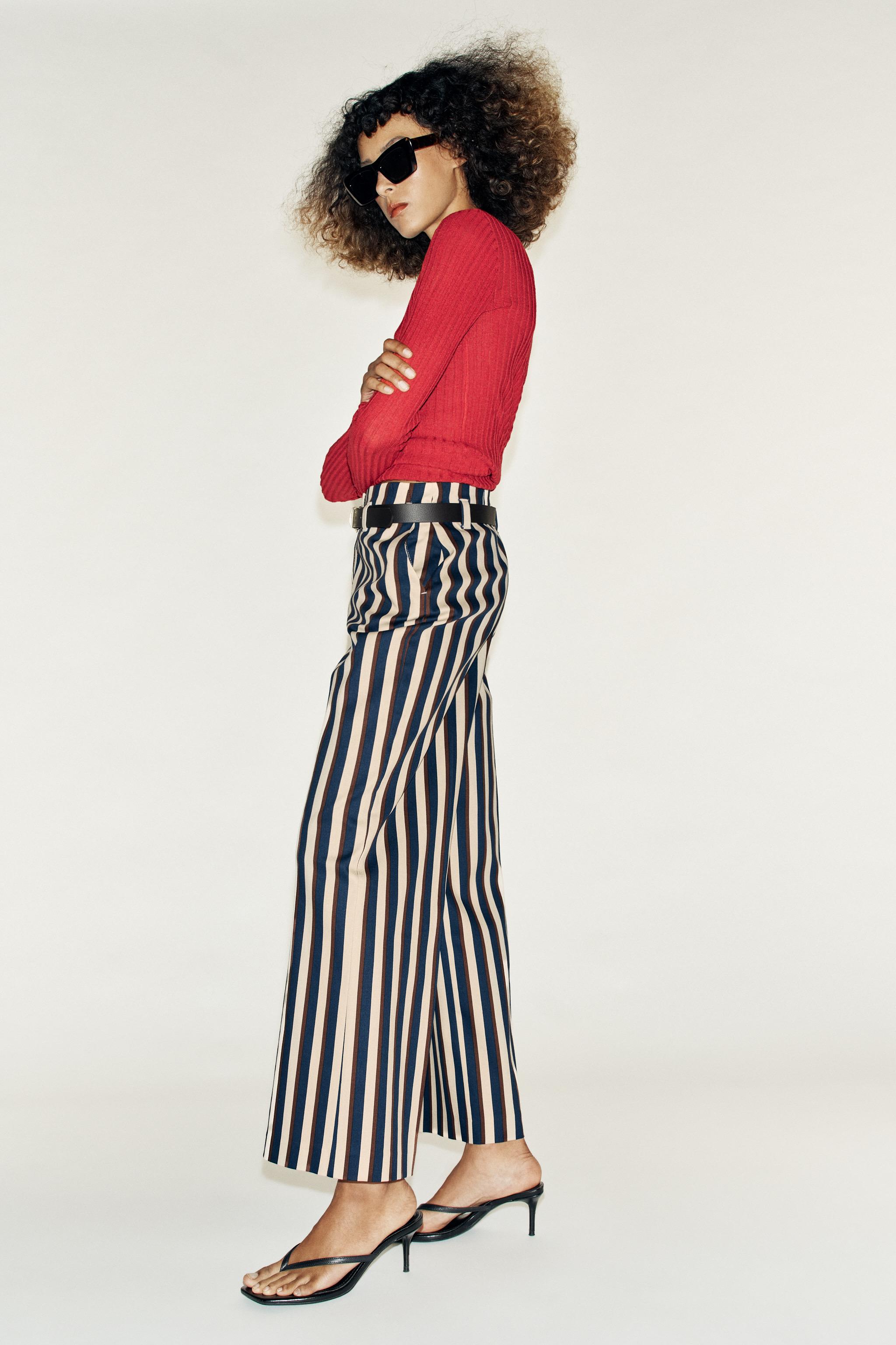 PANTALON À RAYURES ET CEINTURE