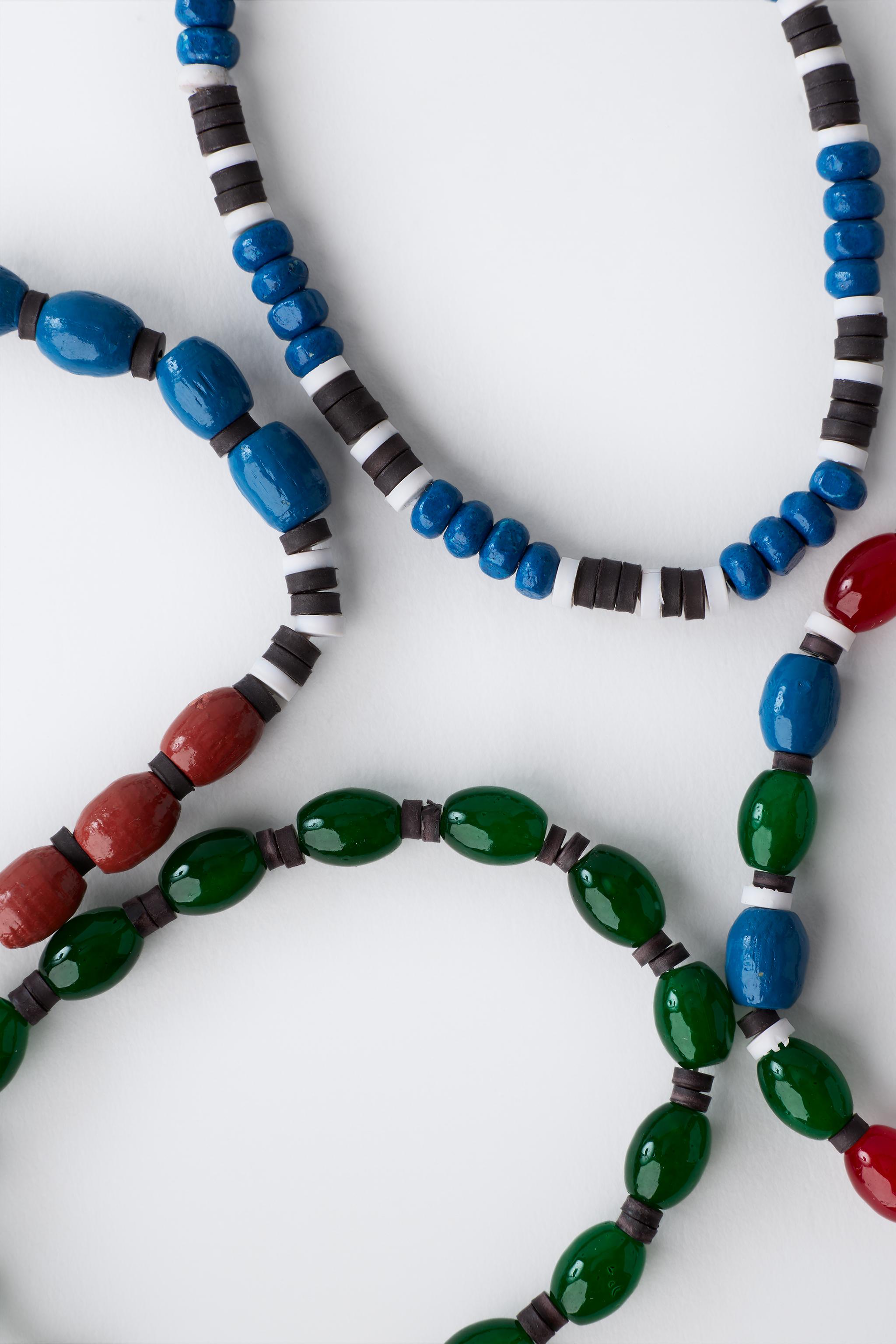 LOT DE QUATRE BRACELETS FANTAISIE