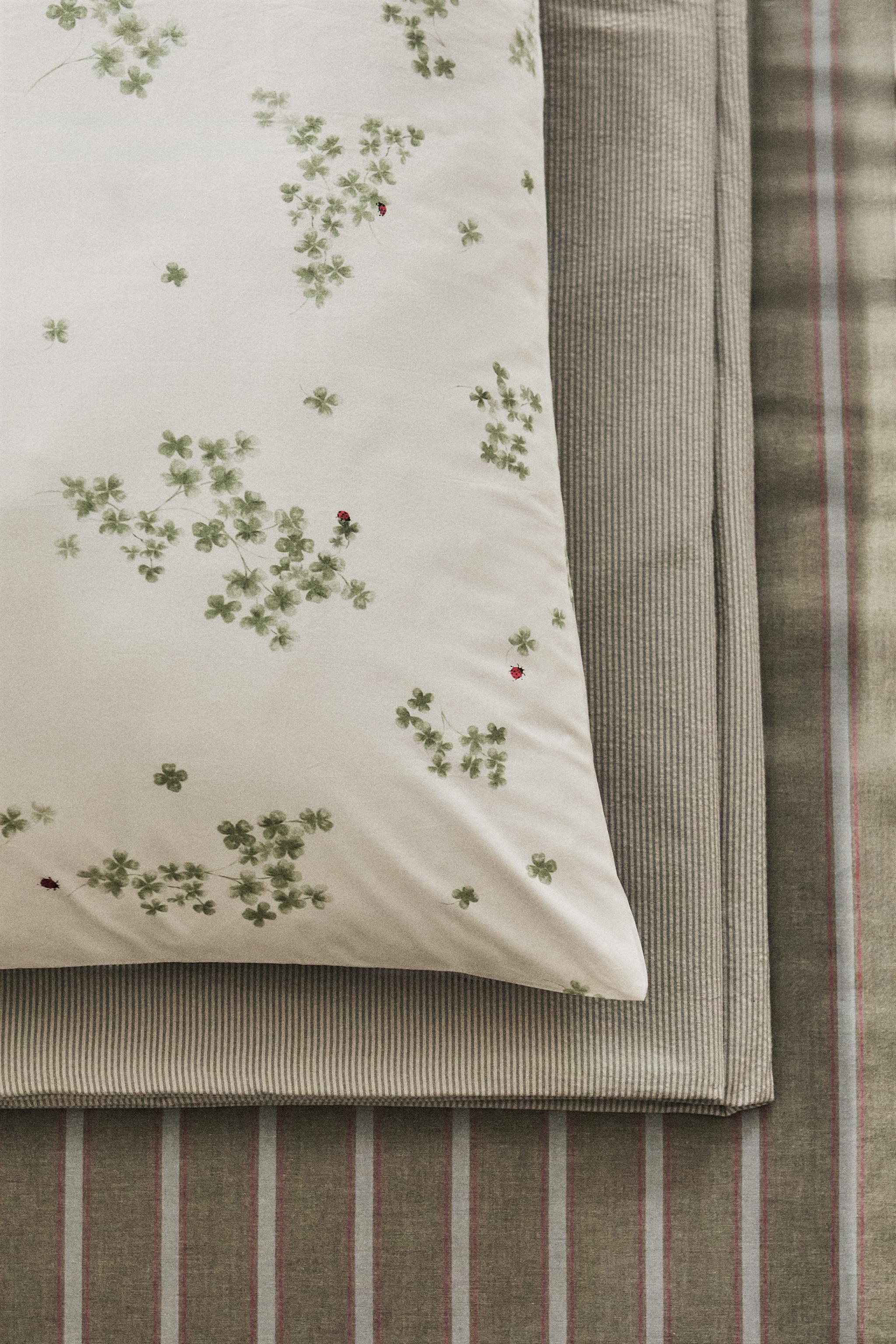 TAIE D'OREILLER PERCALE TRÈFLES ET COCCINELLES