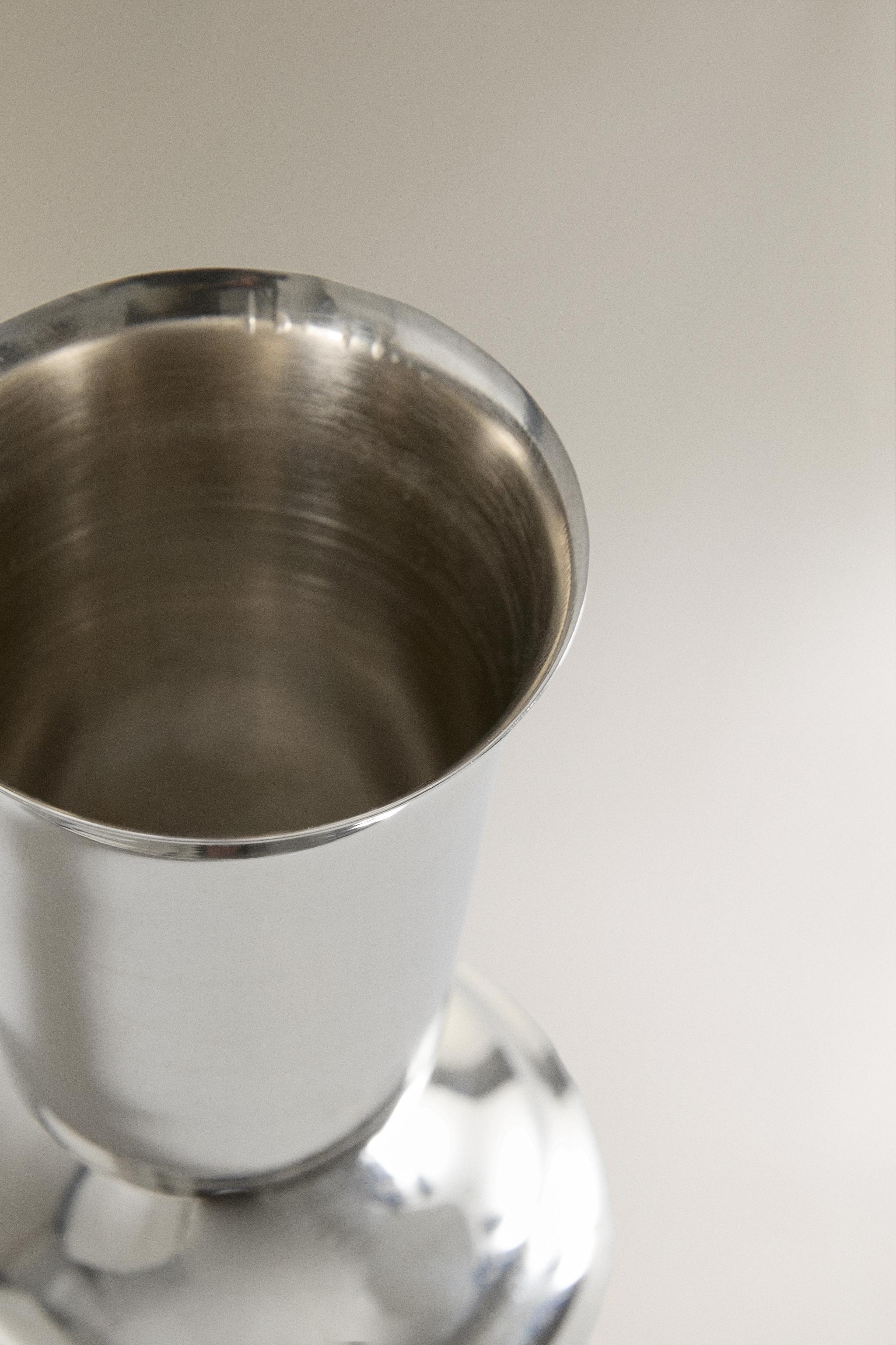 SHINY STEEL TEALIGHT HOLDER — Silver