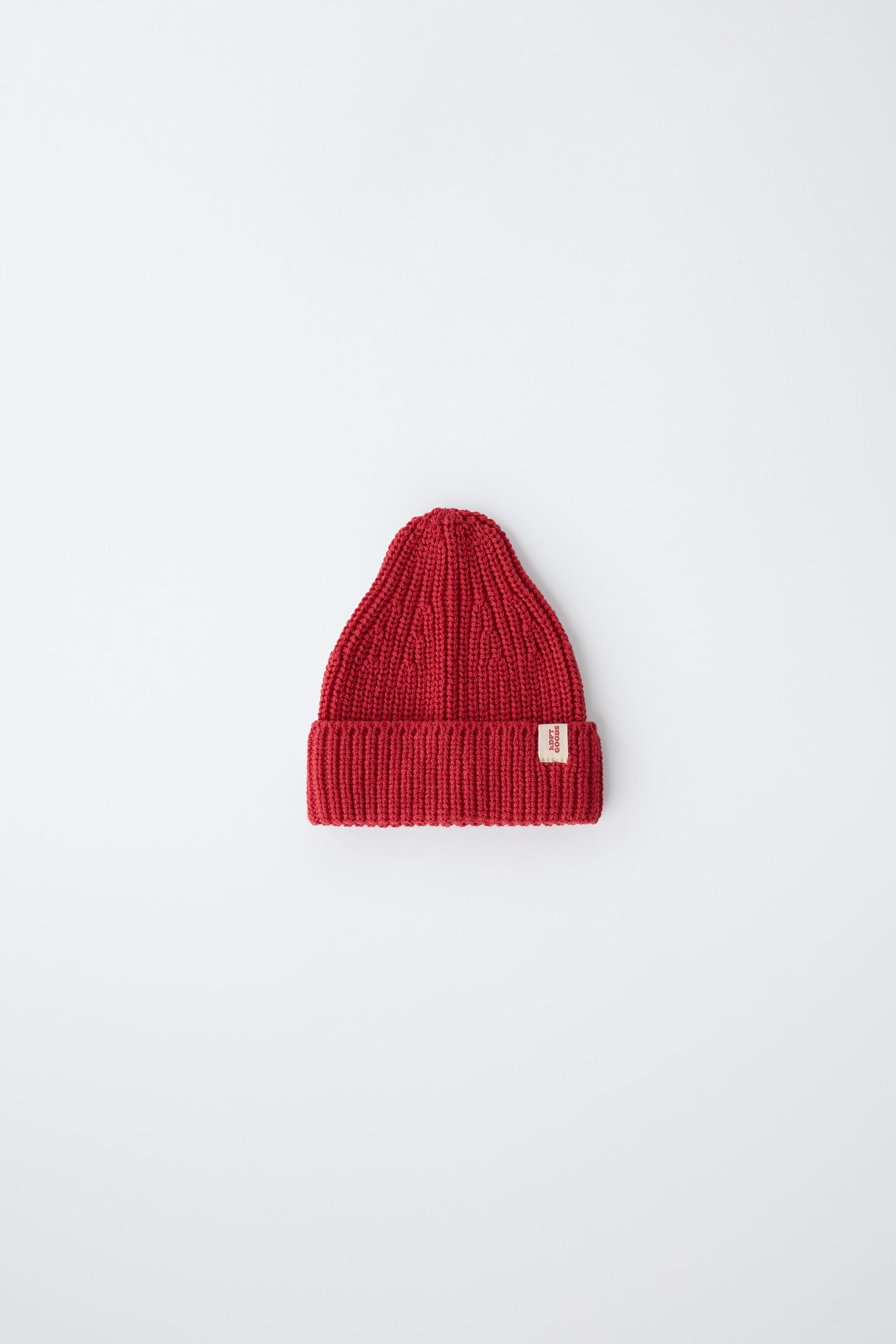 KNIT BEANIE WITH LABEL — Red