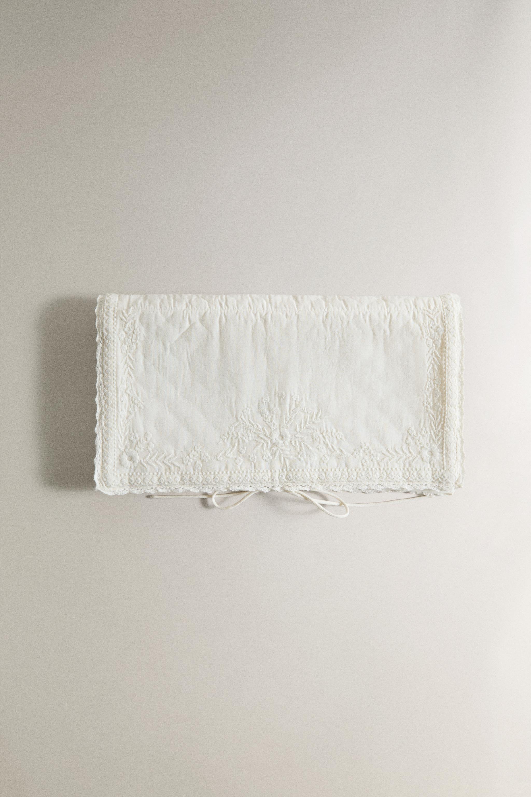 POCHETTE LINGERIE EN COTON BRODÉ