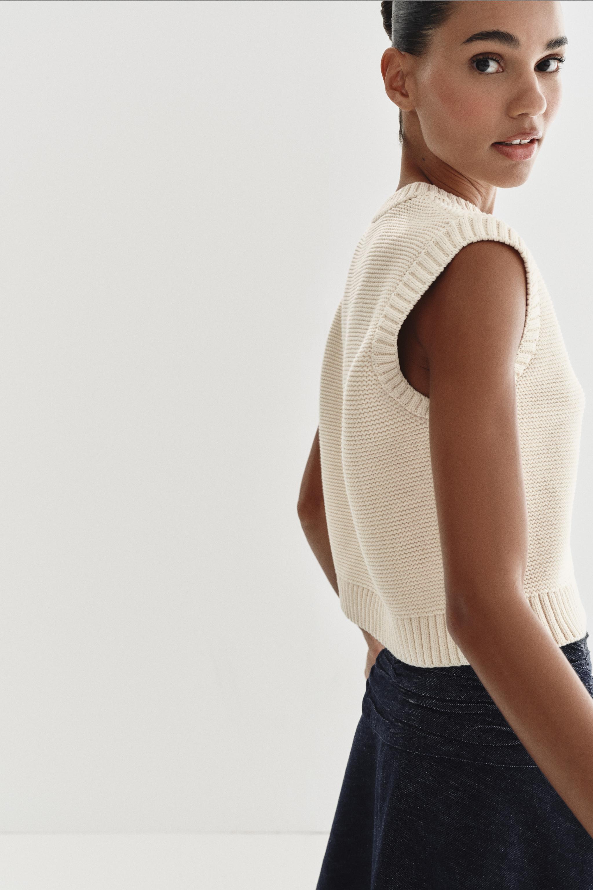 GILET EN MAILLE AVEC BOUTON DORÉ