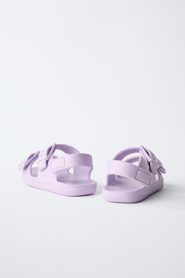 SANDALES EN CAOUTCHOUC À BOUCLES - Violet mauve de Zara - Image 4