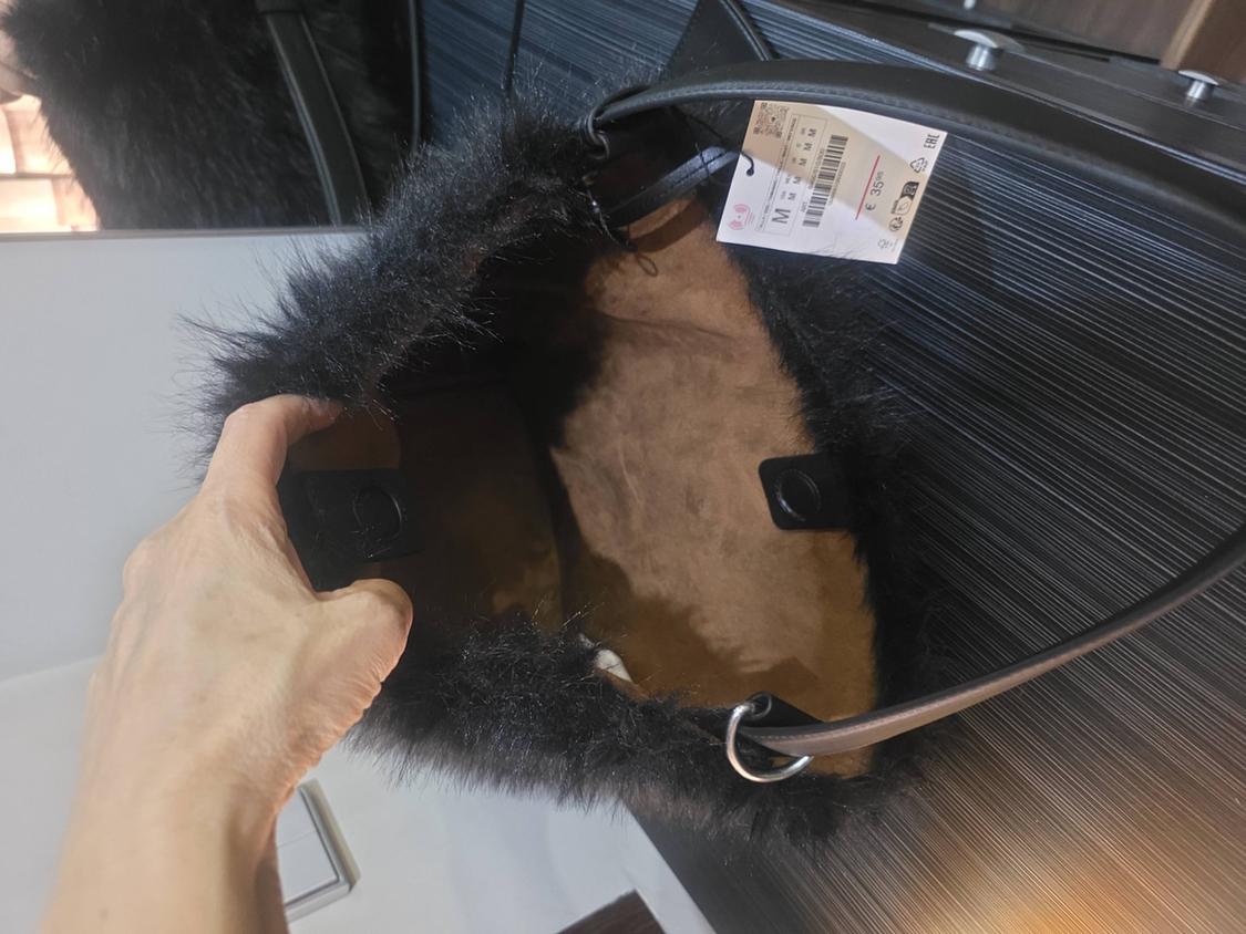 FAUX FUR BUCKET BAG - Image 3