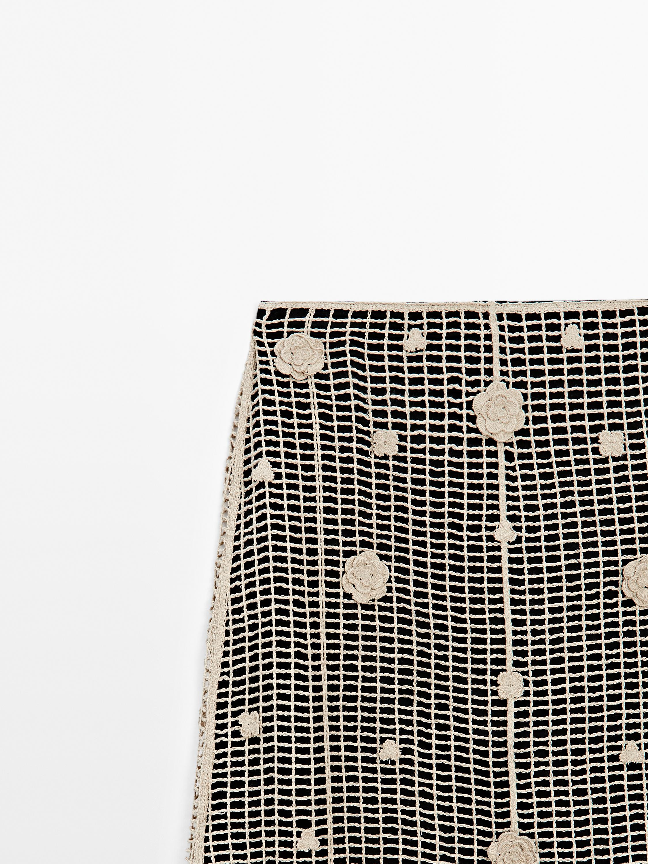 Jupe midi avec broderies florales