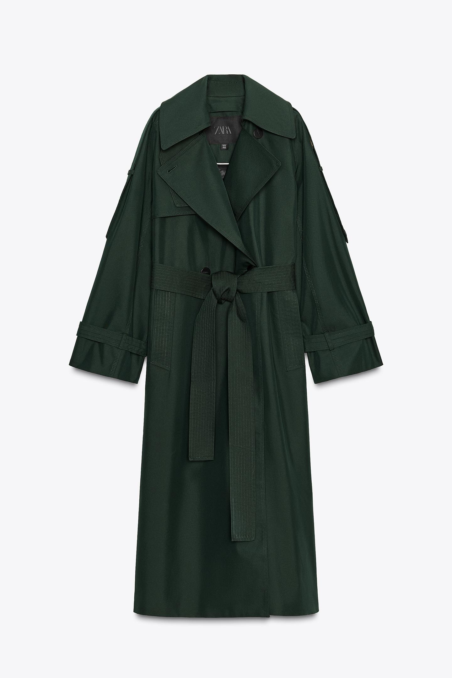 Μπροστινή όψη από oversized μπουφάν καμπαρντίνα σε πράσινο σκούρο χρώμα, με γιακά πέτο, μακριά μανίκια, ασορτί ζώνη και μπροστινές τσέπες.