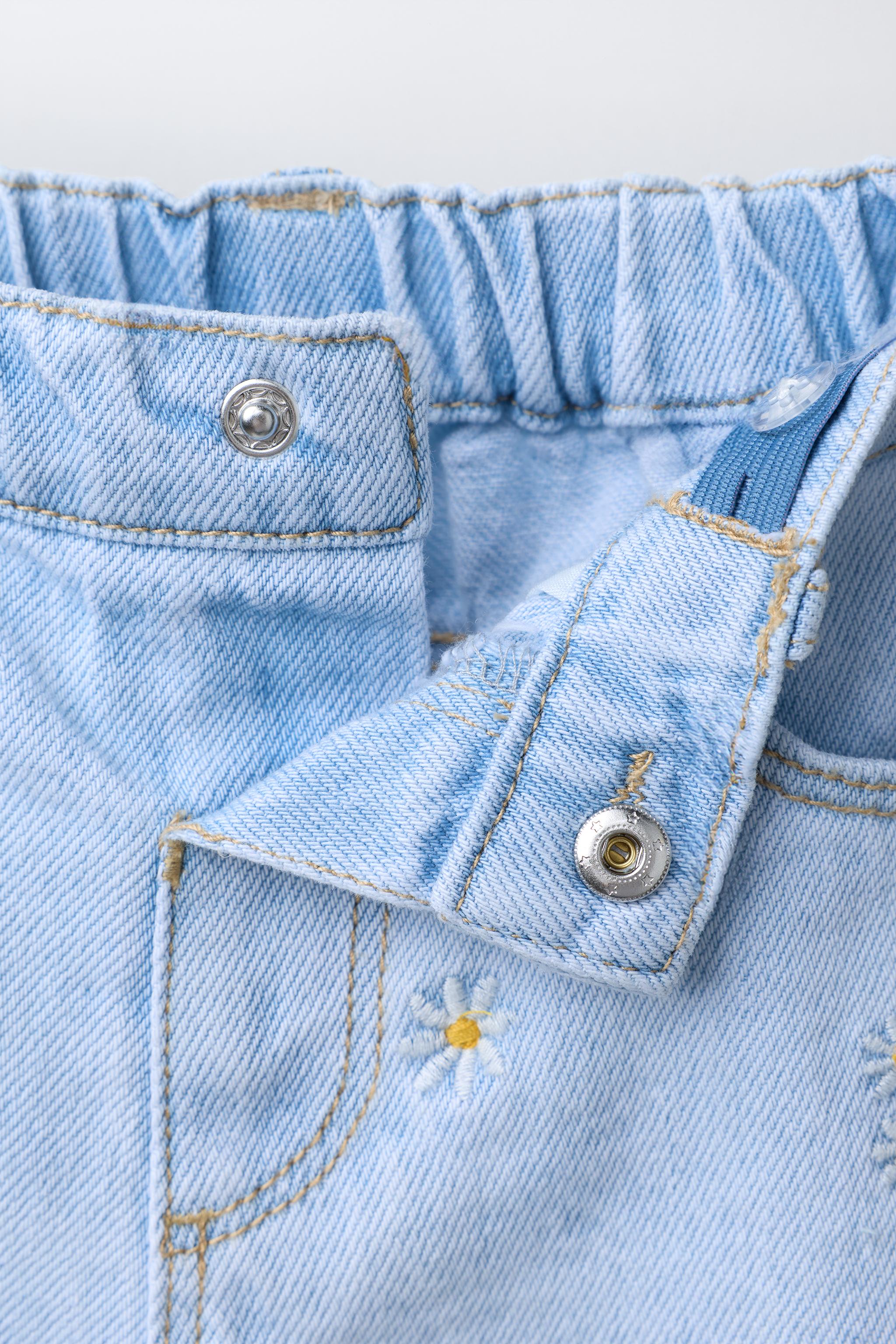 EMBROIDERED DAISY DENIM SHORTS
