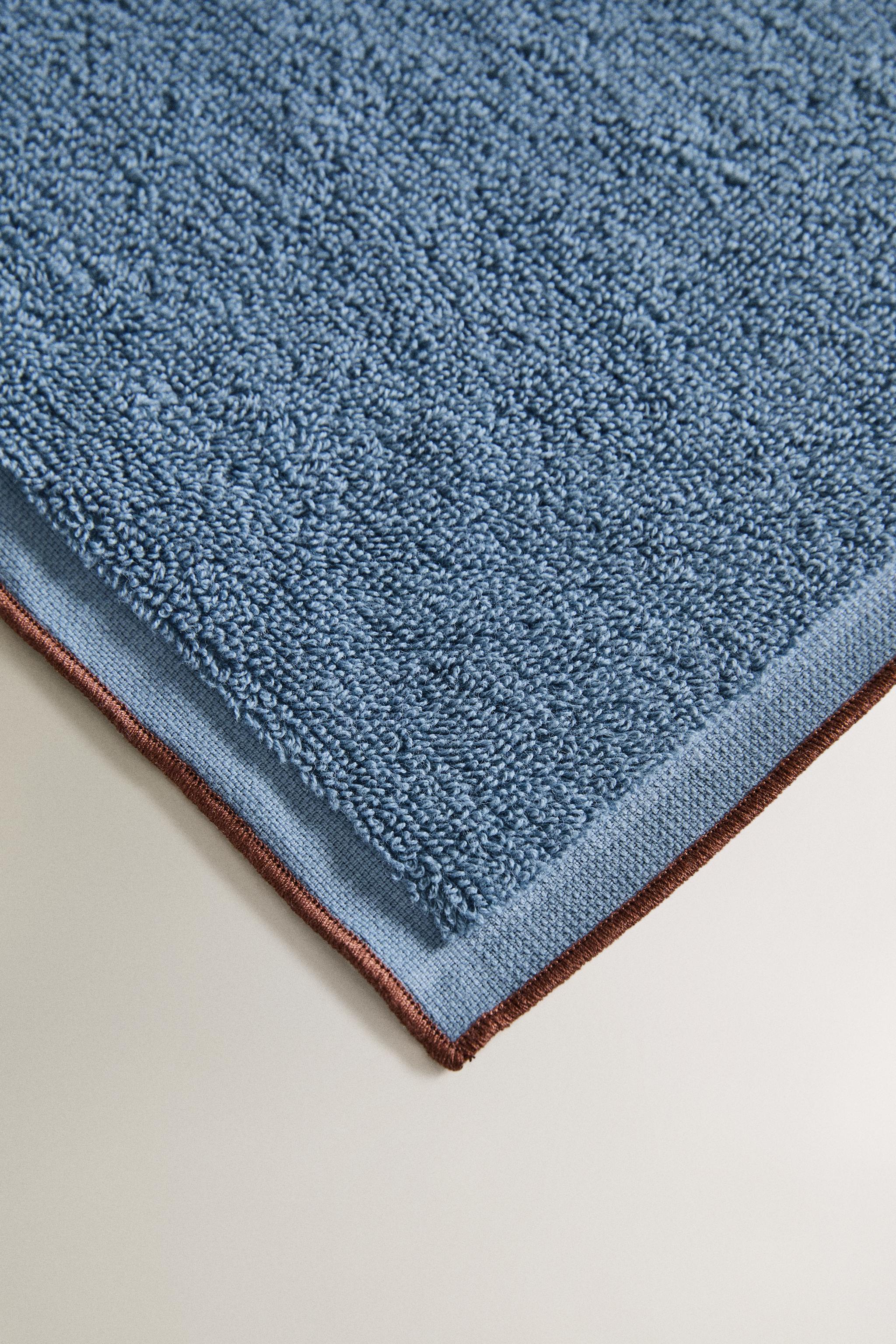 BATH TOWEL WITH CONTRAST STITCHING