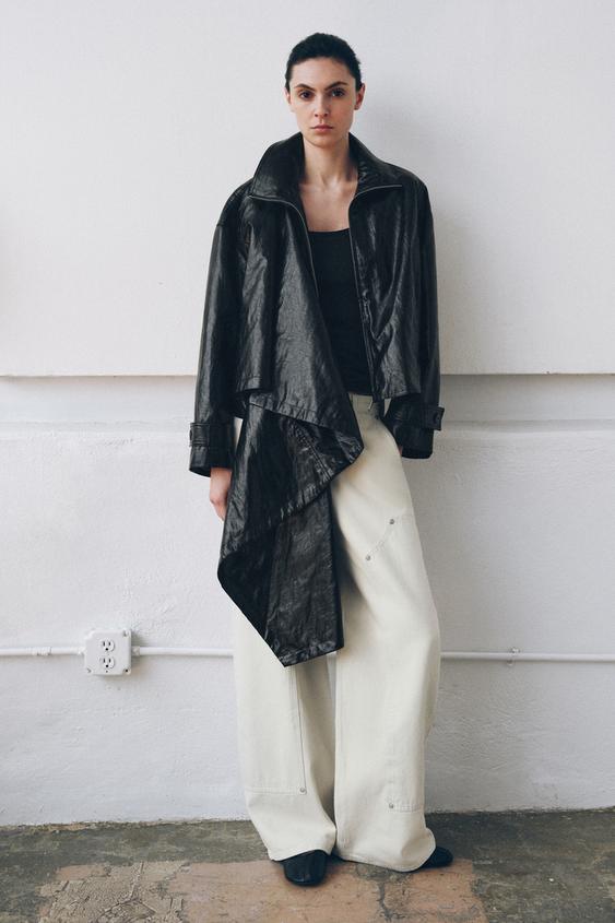 Sada �ern� bundy s ob�lkov�m v�st�ihem a dlouh�mi ruk�vy s b�l�mi �irok�mi kalhotami.