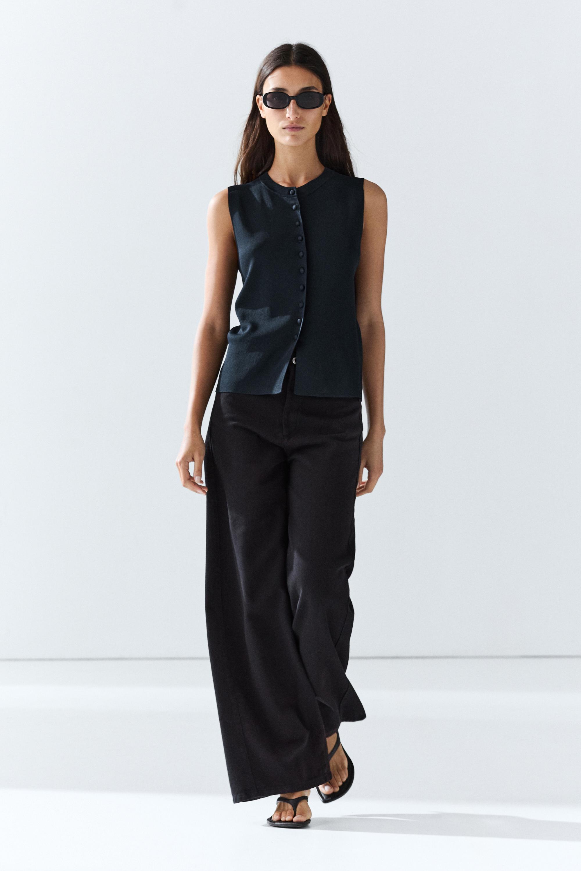 Fine-knit vest with covered buttons — Navy blue