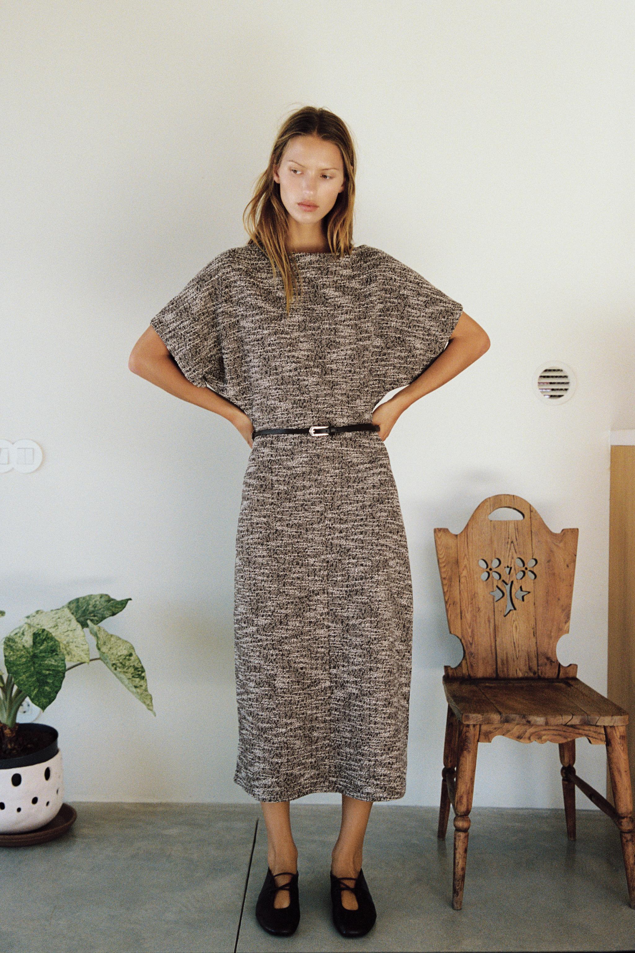ROBE MI-LONGUE TEXTURÉE AVEC CEINTURE