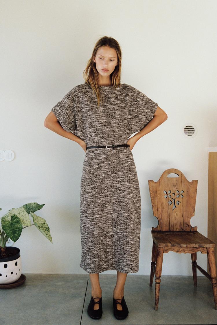 Souprava �ed�ch �at� s kr�tk�m ruk�vem a midi d�lkou, s �ern�m p�skem a �ern�mi botami.