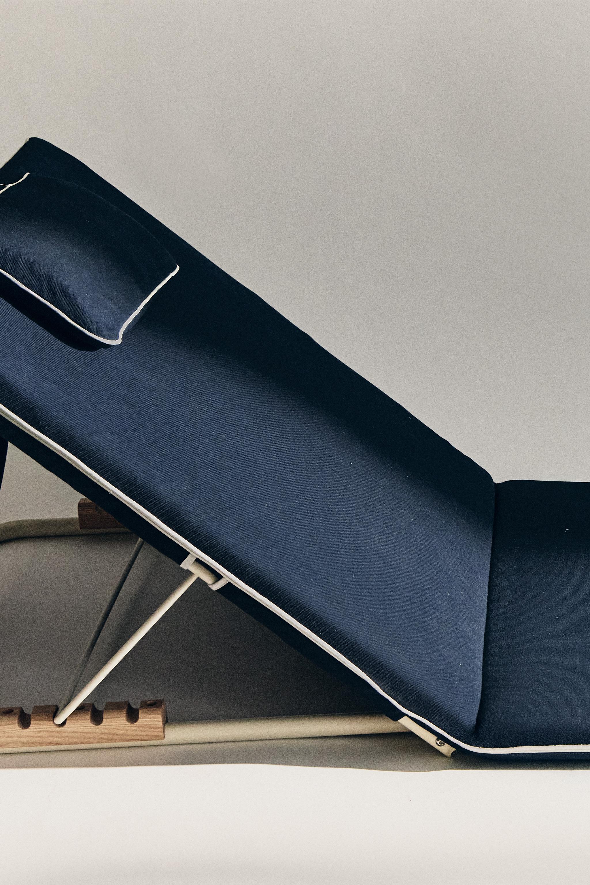 XXL FOLDABLE BEACH LOUNGER
