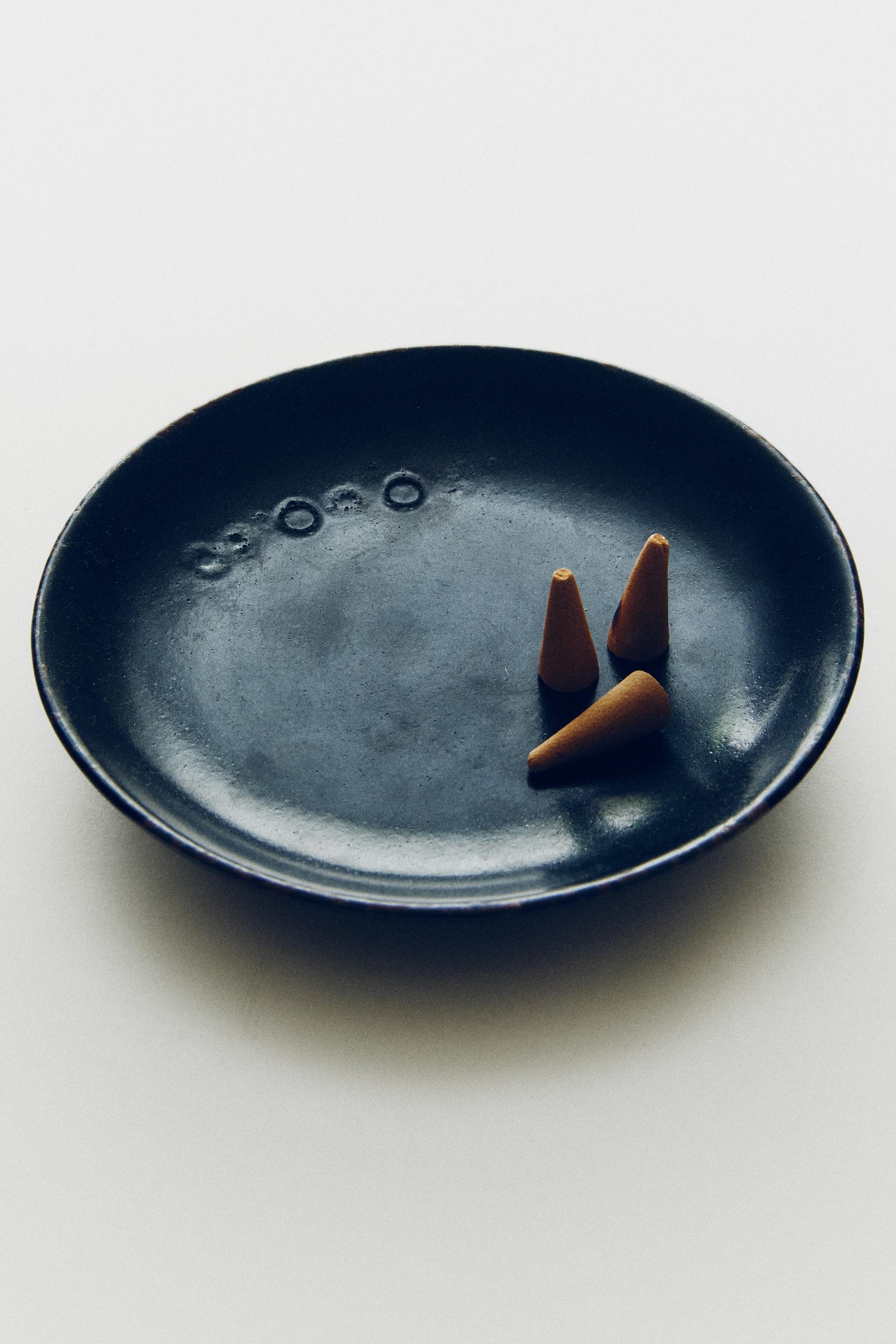 STONEWARE INCENSE BURNER WITH STAND