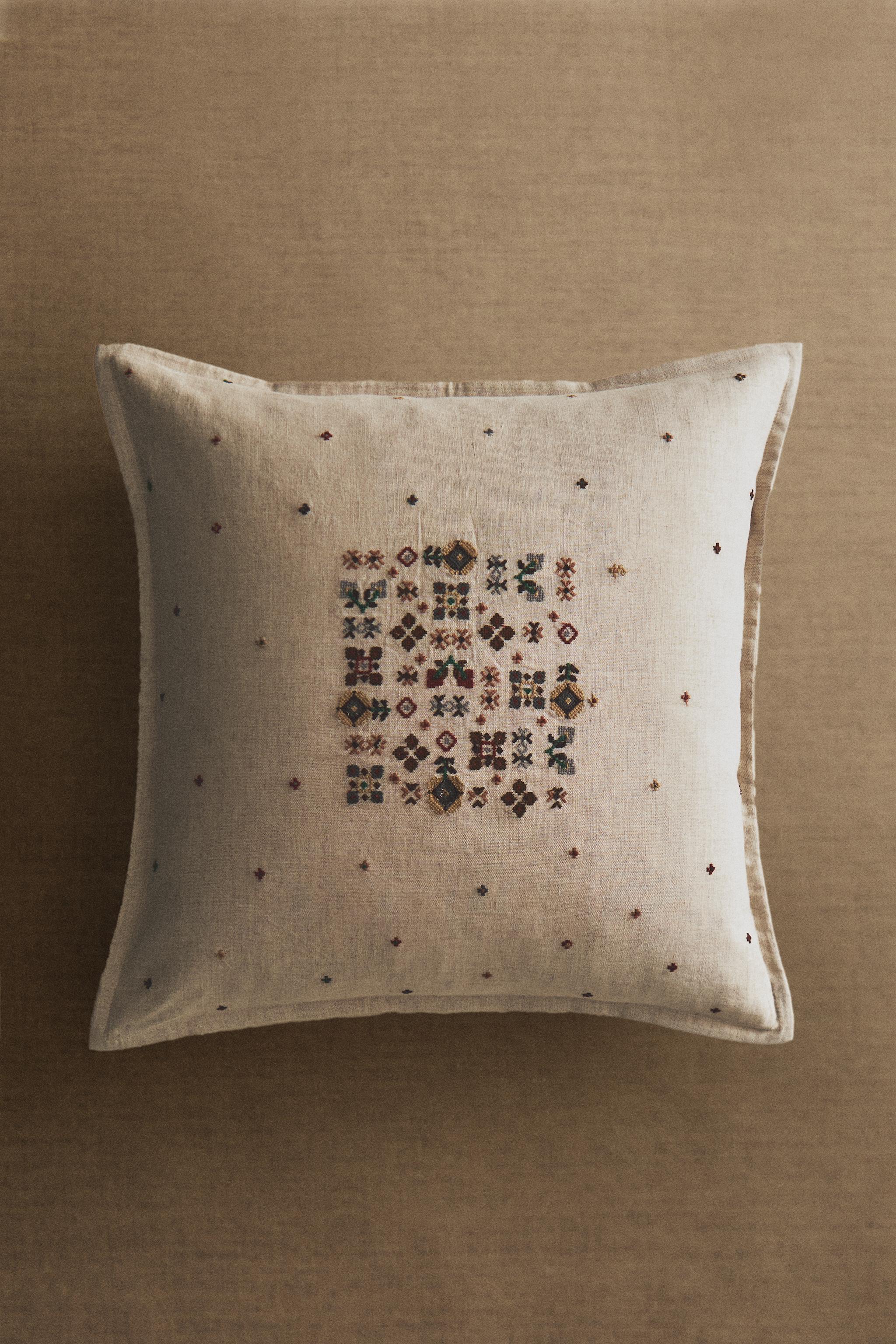 CHRISTMAS CENTRAL POINT THROW PILLOW COVER