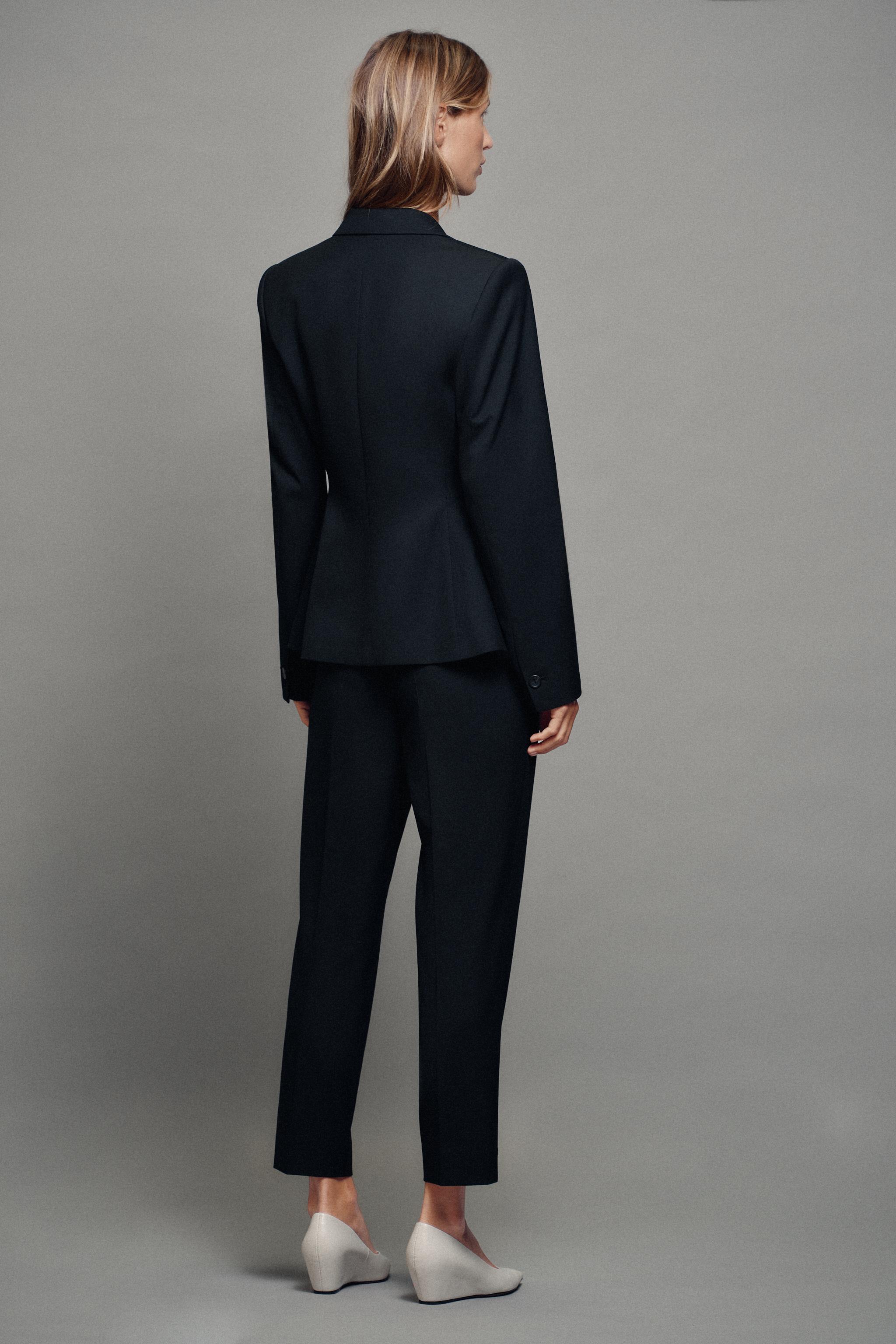 FITTED SHOULDER-PAD BLAZER