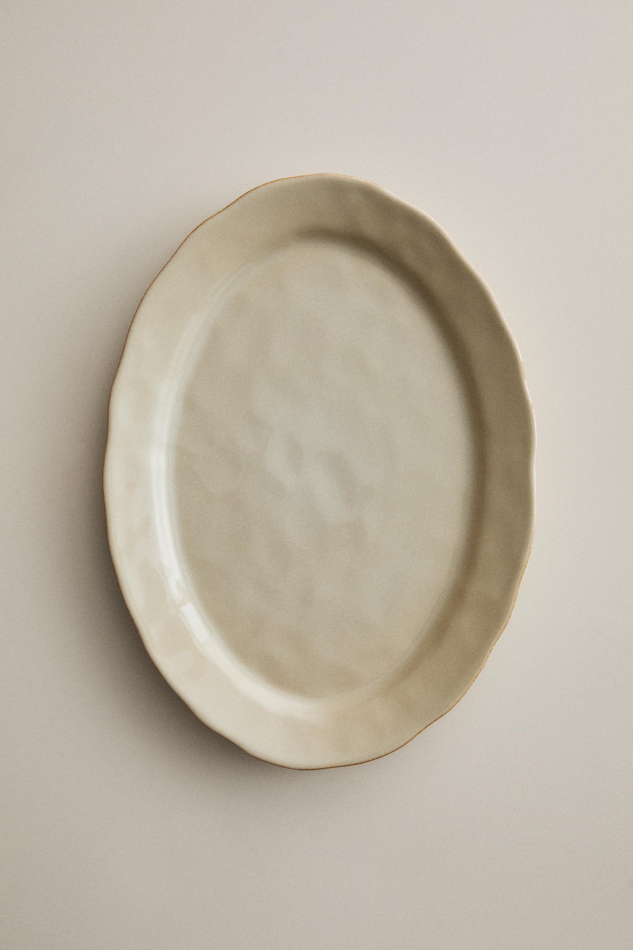 STONEWARE SERVING DISH WITH IRREGULAR EDGE