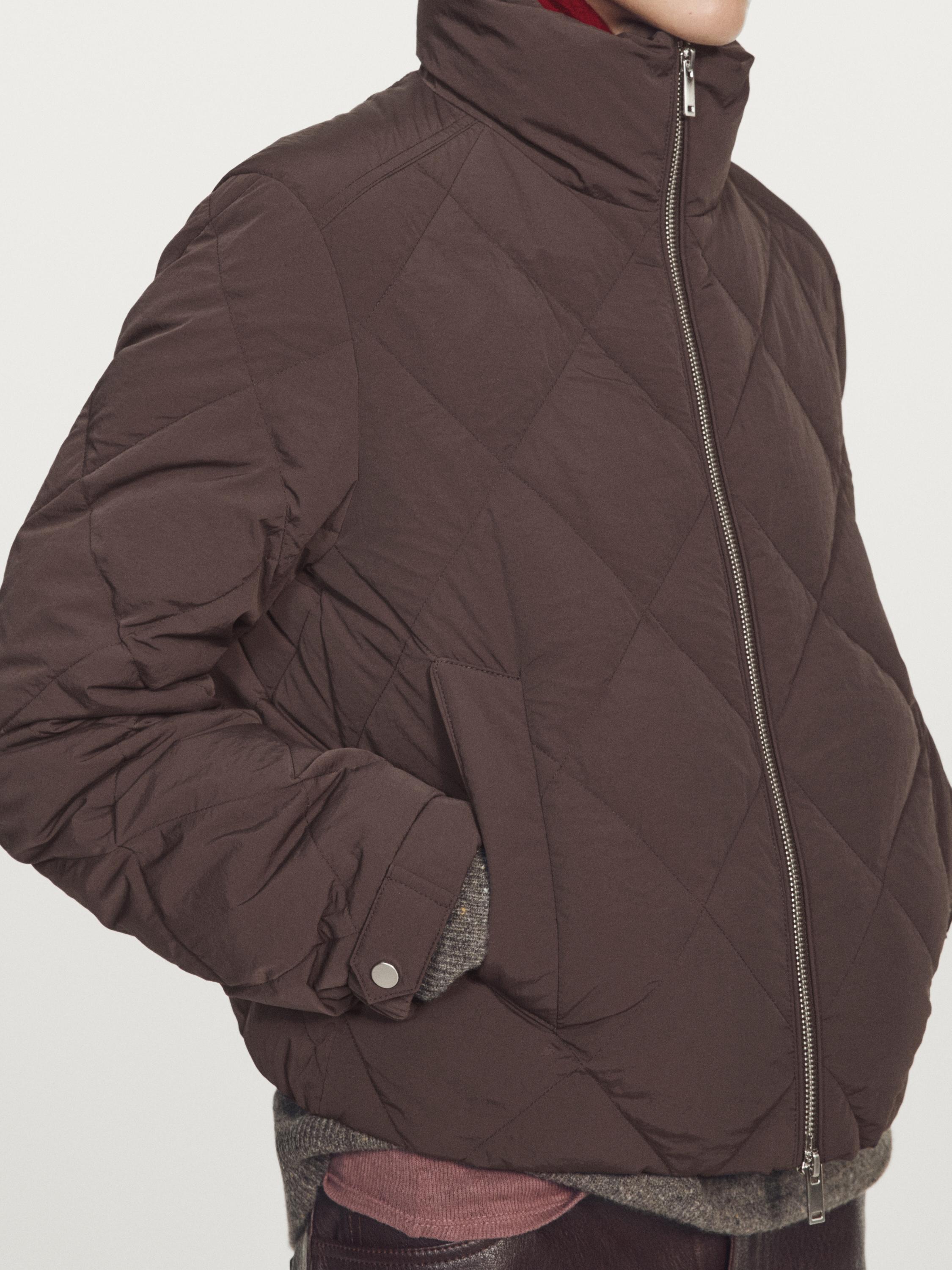 Short water-repellent puffer jacket
