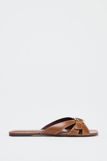SANDALES CROISÉES DÉTAIL MÉTALLIQUE - Marron de Zara