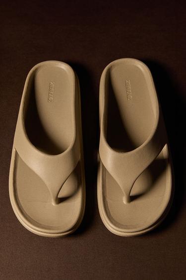 SANDALIA PLANA ENGOMADA - Verde de Zara