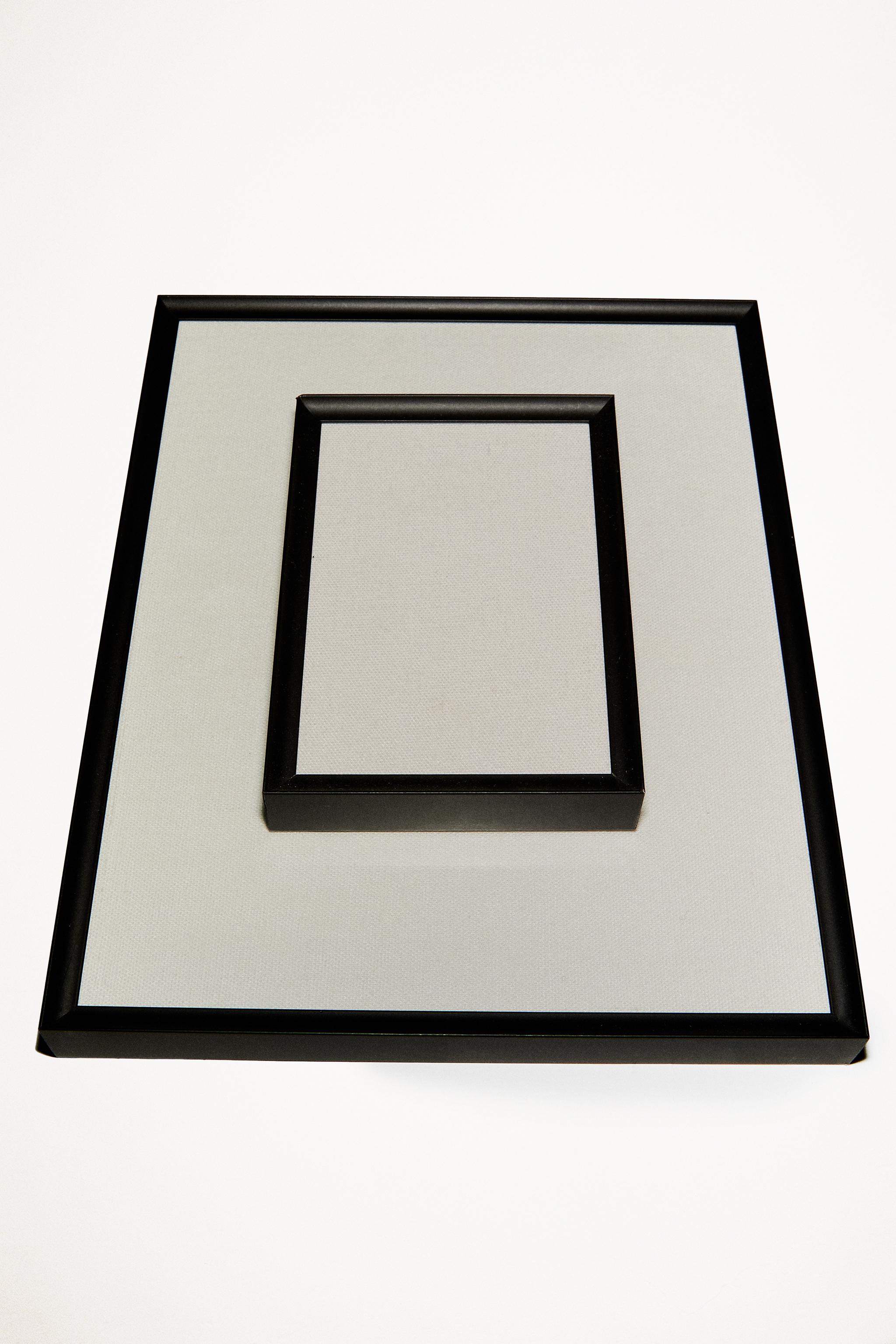 BLACK METAL PICTURE FRAME