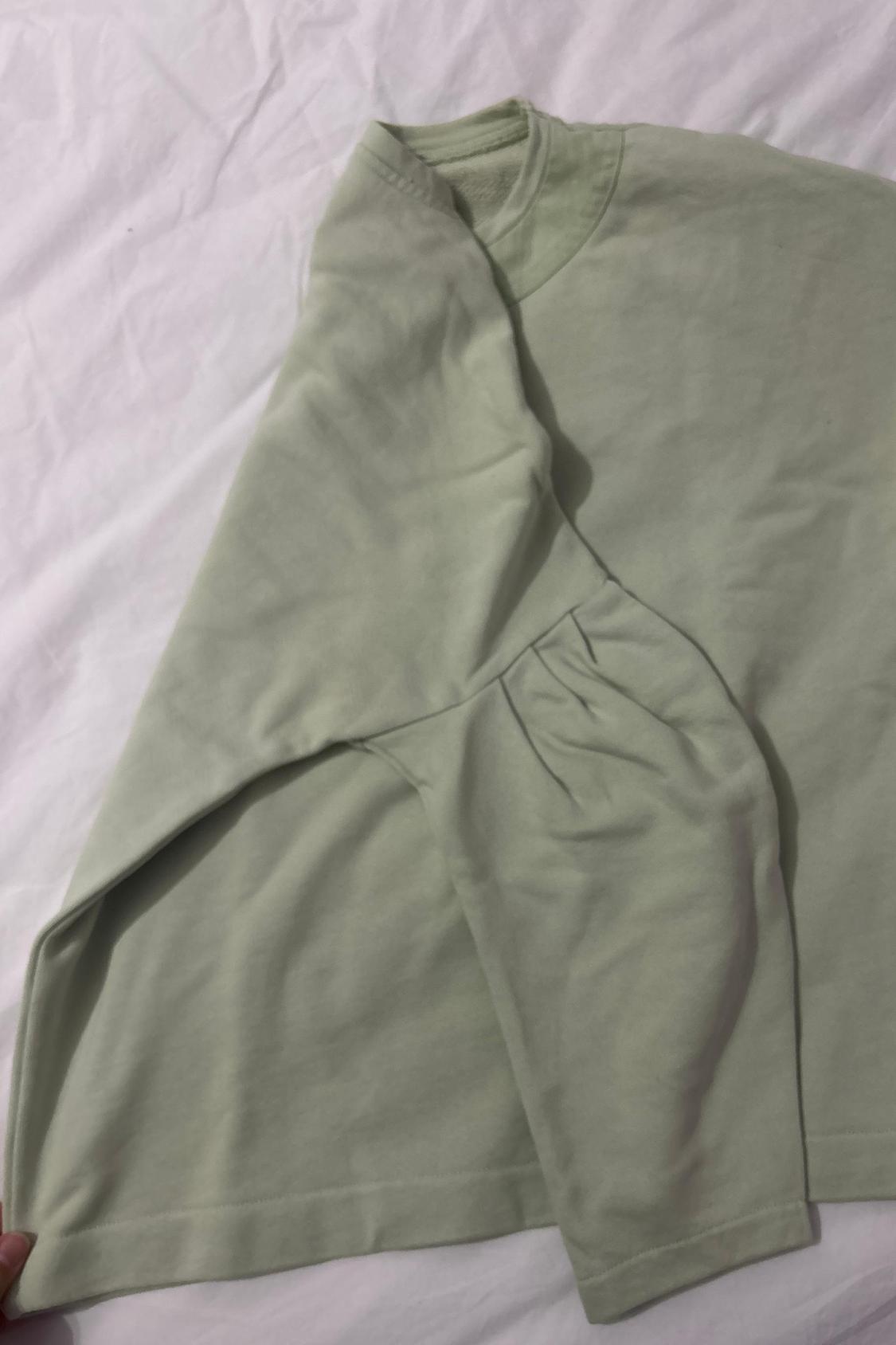 SUDADERA VERDE CLARITO CON DETALLE EN CUELLO Y MANGA ABULLONADA - Image 3