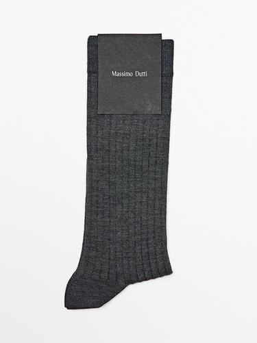 Chaussettes côtelées soie - Gris de Zara