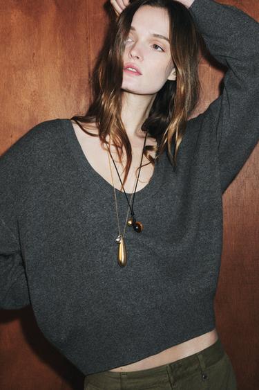 PLETEN PULOVER S POUDARJENIM IZREZOM - Siva od Zare