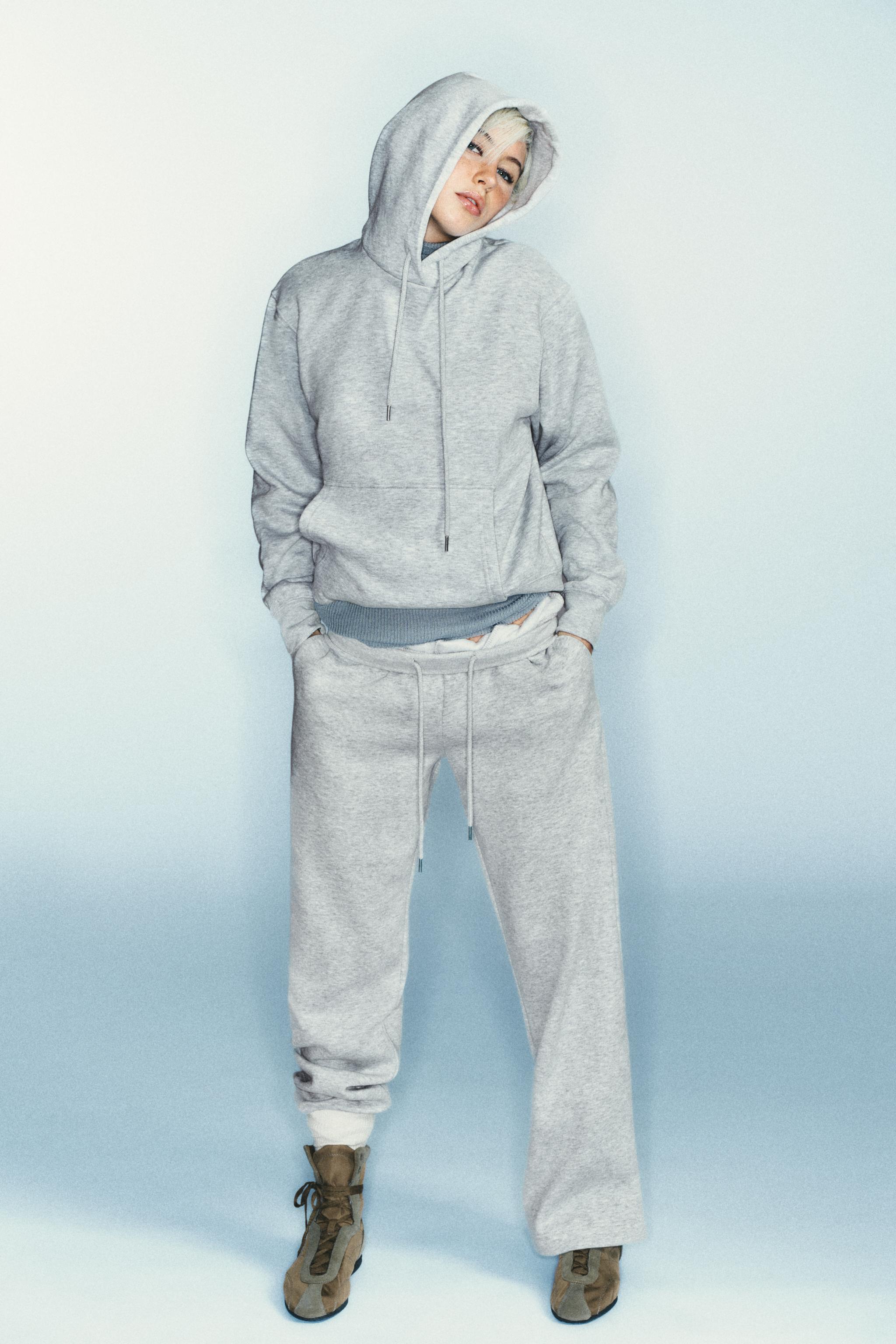 SWEAT BASIQUE À CAPUCHE