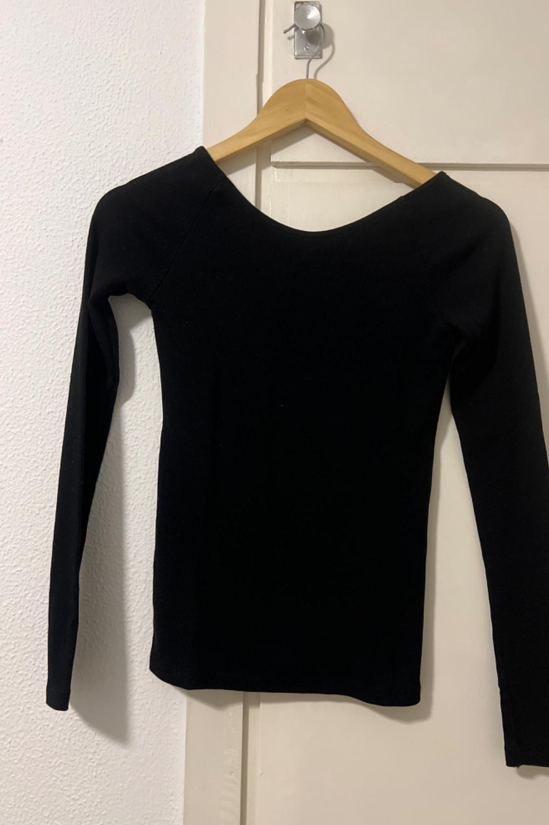 Front view of black long-sleeved jumper with crew neck.