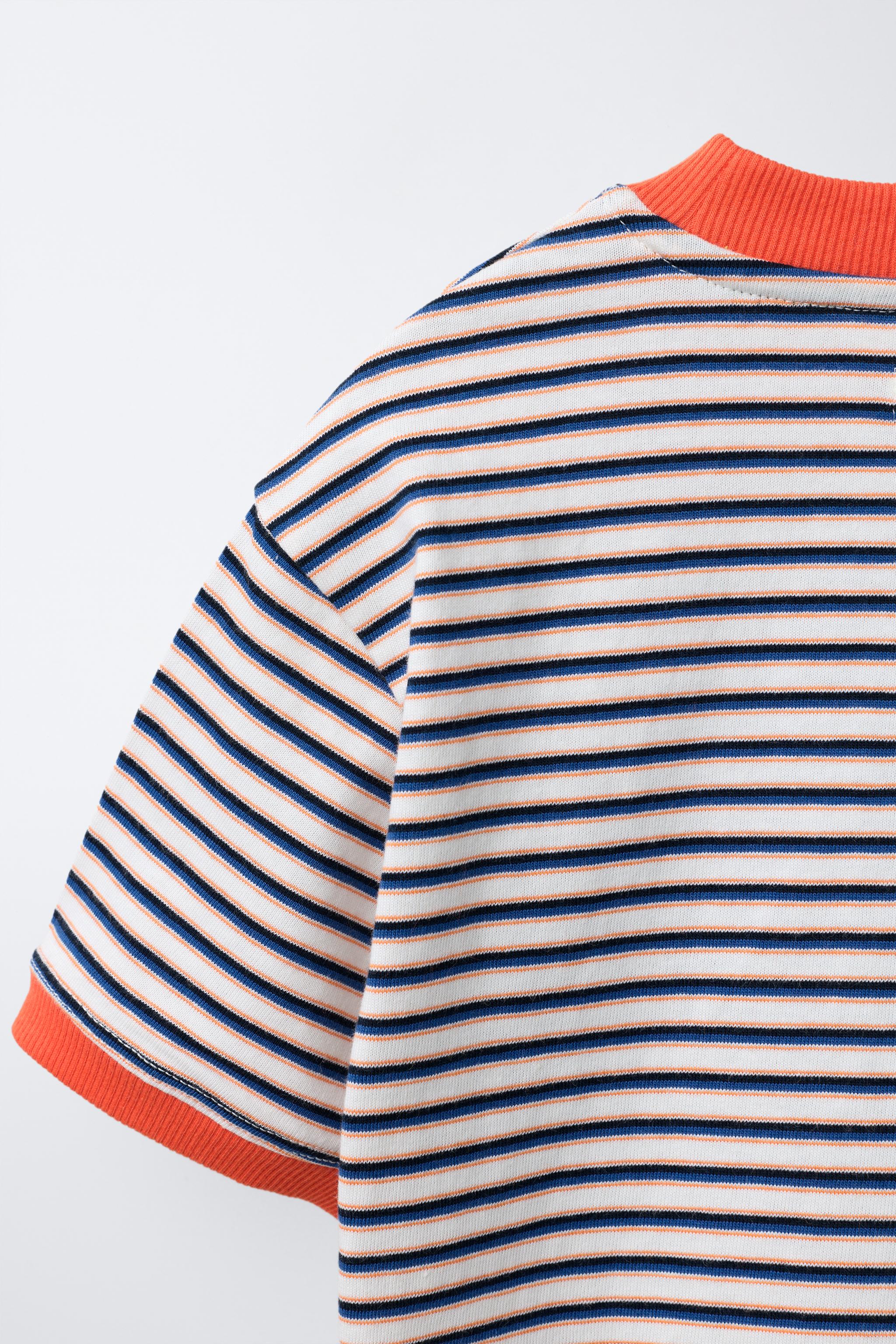 T-SHIRT À RAYURES AVEC ÉTIQUETTE